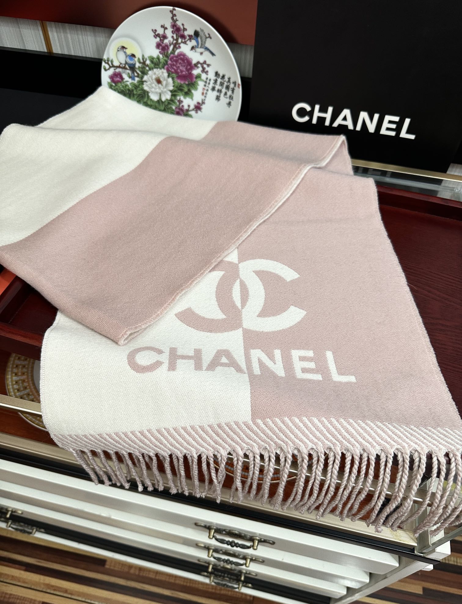 Chanel 香奈儿 最新款《双面拼色提花》目测是大 双面异色提花 两面完全相反的颜色及图案 设计真的非常走心 超大品牌LOGO与双C拼色点缀整条围巾 高级美 面料巨流弊 美丽奴初剪羊绒