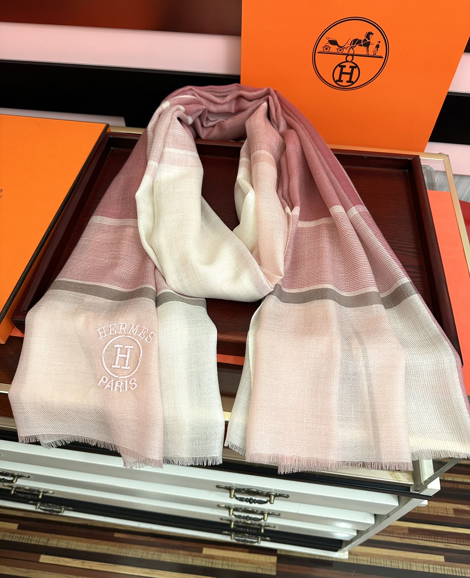 Hermès 上新 2051 爱马仕 重磅推荐 火 人人都喜欢 时潮人都有好几条巴家围巾放在衣橱