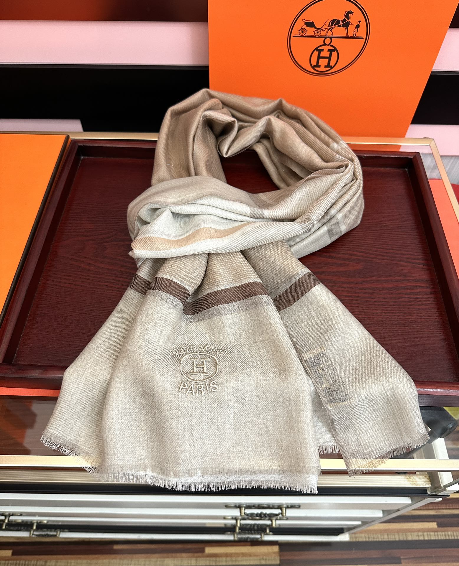 Hermès 上新 2051 爱马仕 重磅推荐 火 人人都喜欢 时潮人都有好几条巴家围巾放在衣橱