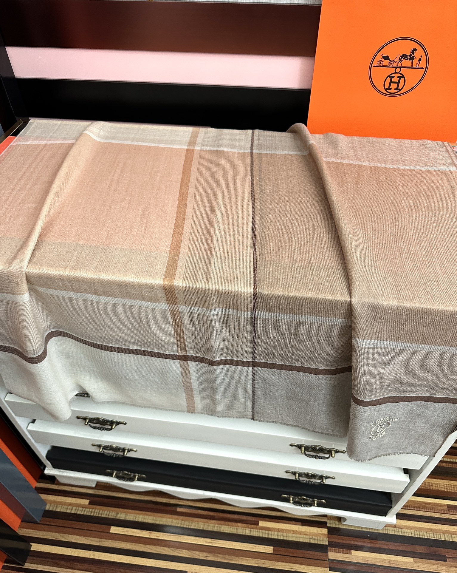 Hermès 上新 2051 爱马仕 重磅推荐 火 人人都喜欢 时潮人都有好几条巴家围巾放在衣橱
