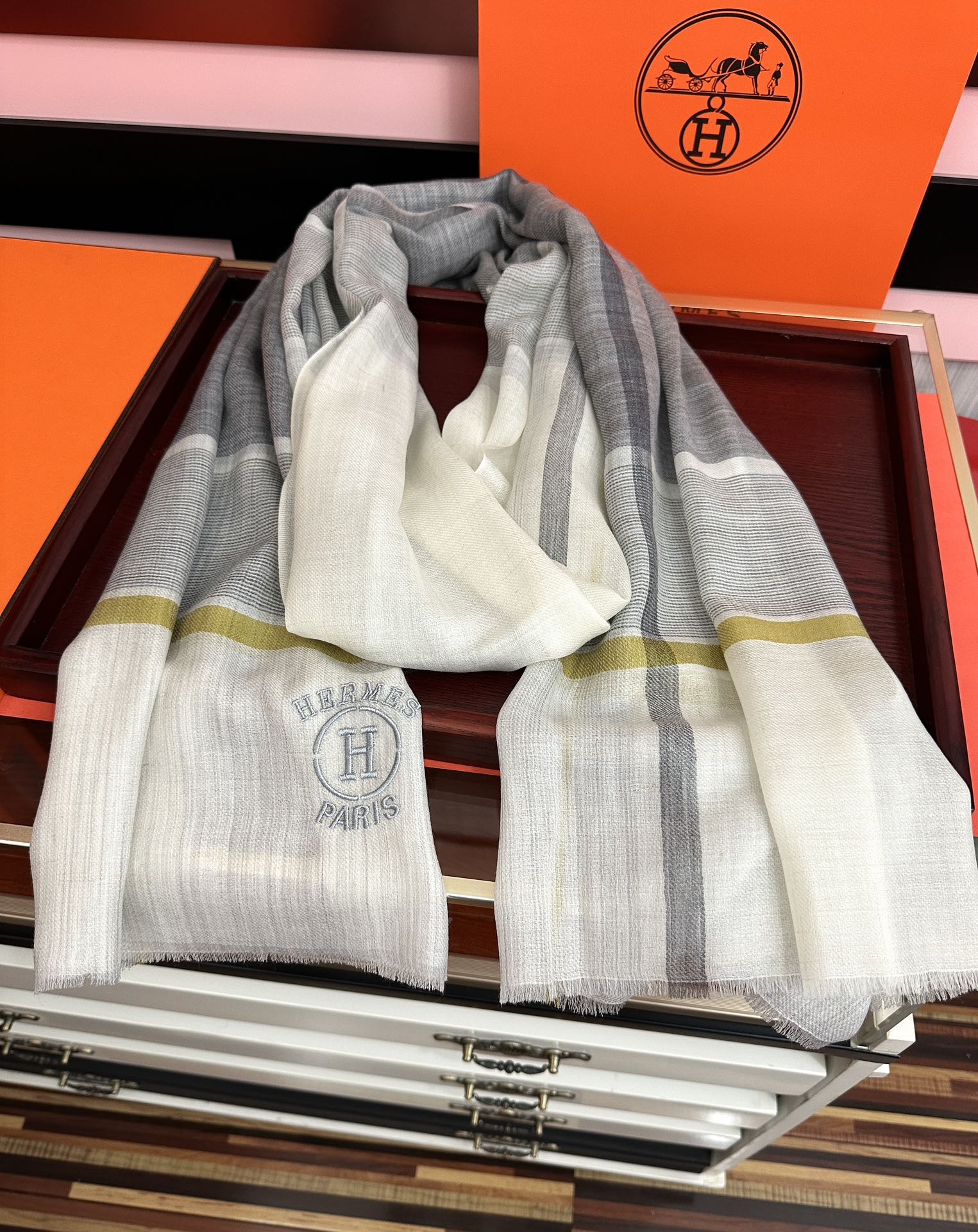 Hermès 上新 2051 爱马仕 重磅推荐 火 人人都喜欢 时潮人都有好几条巴家围巾放在衣橱