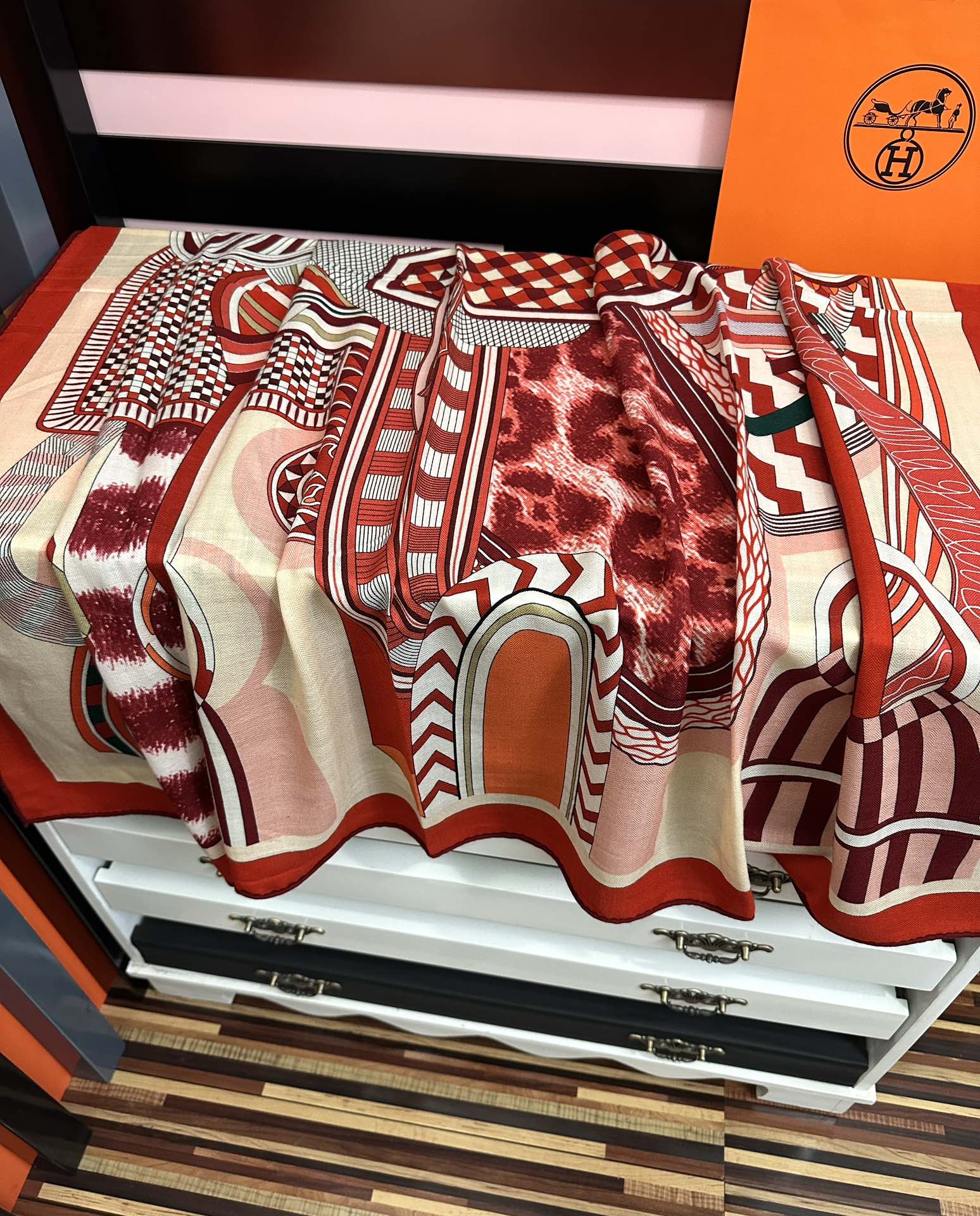 Hermès 爱马仕2026秋冬新款 新一季丝巾采购清单估计各位养马人们已经列好了 我就不推荐了回头分享一下部分 款的老款信息资料供大家参考 本季必购《Rondsdemarch》(圆场漫步) 一条来自丝巾羊绒丝方巾也不知道是马元素在男士方巾上运用比例高还是正好我每一条无论从配色还是主题图案都深得我心 也相较女款好驾驭 还便宜 大家 尺寸:140X140、材质：30%真丝+70丝绒