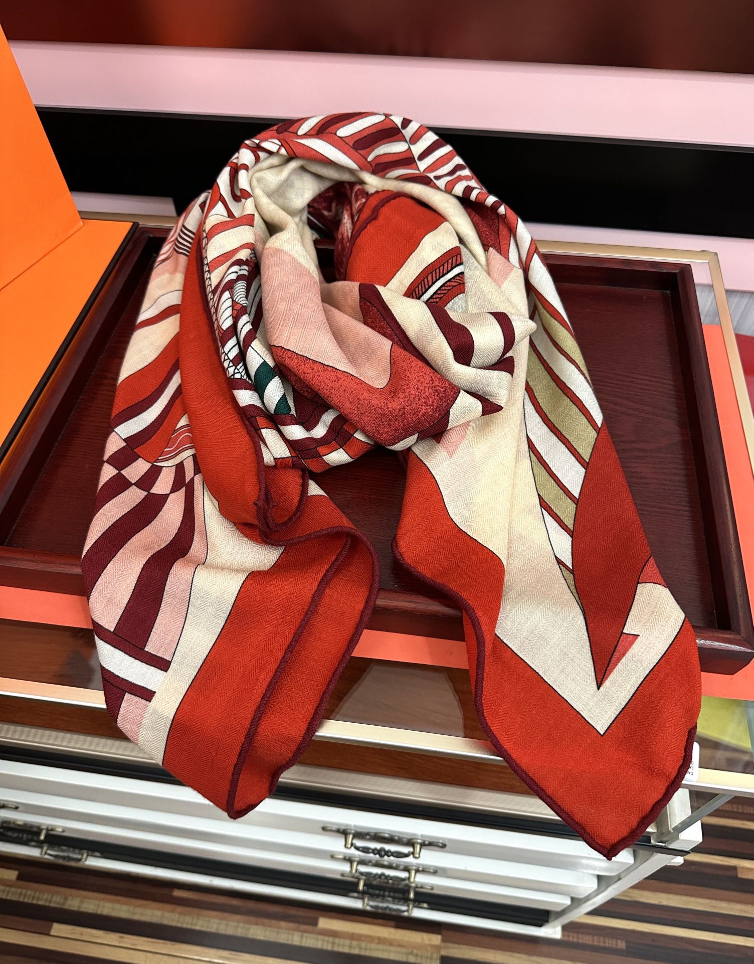 Hermès 爱马仕2026秋冬新款 新一季丝巾采购清单估计各位养马人们已经列好了 我就不推荐了回头分享一下部分 款的老款信息资料供大家参考 本季必购《Rondsdemarch》(圆场漫步) 一条来自丝巾羊绒丝方巾也不知道是马元素在男士方巾上运用比例高还是正好我每一条无论从配色还是主题图案都深得我心 也相较女款好驾驭 还便宜 大家 尺寸:140X140、材质：30%真丝+70丝绒