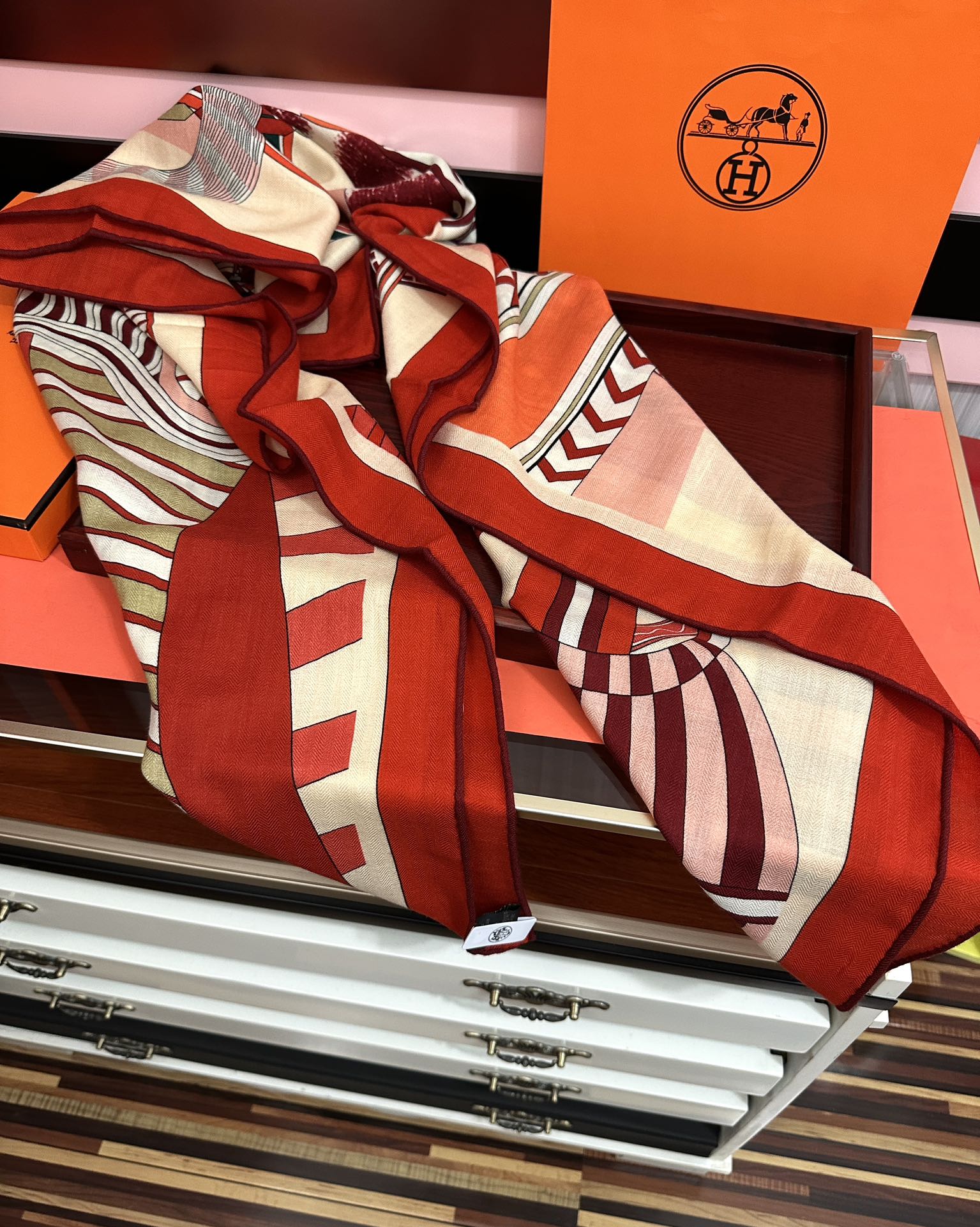 Hermès 爱马仕2026秋冬新款 新一季丝巾采购清单估计各位养马人们已经列好了 我就不推荐了回头分享一下部分 款的老款信息资料供大家参考 本季必购《Rondsdemarch》(圆场漫步) 一条来自丝巾羊绒丝方巾也不知道是马元素在男士方巾上运用比例高还是正好我每一条无论从配色还是主题图案都深得我心 也相较女款好驾驭 还便宜 大家 尺寸:140X140、材质：30%真丝+70丝绒