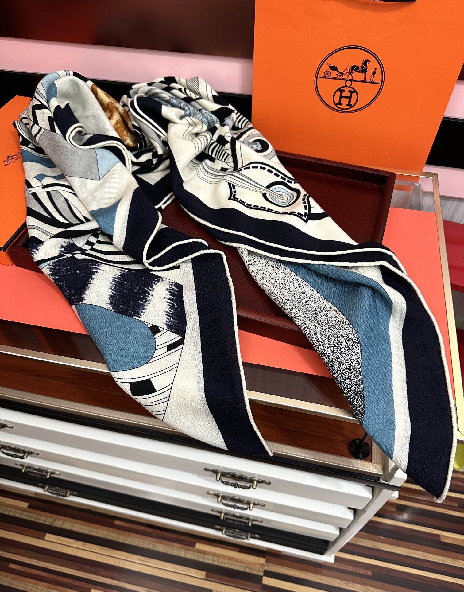 Hermès 爱马仕2026秋冬新款 新一季丝巾采购清单估计各位养马人们已经列好了 我就不推荐了回头分享一下部分 款的老款信息资料供大家参考 本季必购《Rondsdemarch》(圆场漫步) 一条来自丝巾羊绒丝方巾也不知道是马元素在男士方巾上运用比例高还是正好我每一条无论从配色还是主题图案都深得我心 也相较女款好驾驭 还便宜 大家 尺寸:140X140、材质：30%真丝+70丝绒