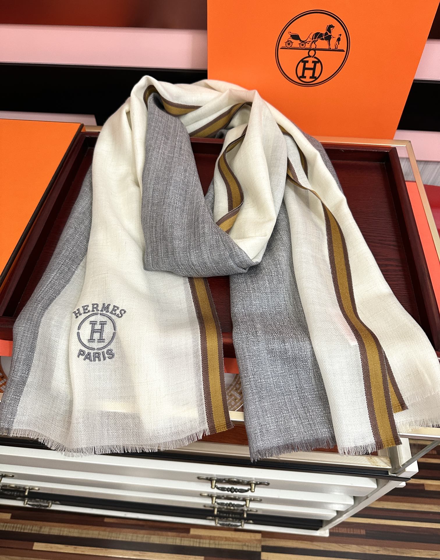 Hermès 2051爱马士 版到货 搭配调色纱染再色织 这款经历漫长等待耗时3个月之久才完成面料 身份和气质的象征 尺特别人工抽穗散须
