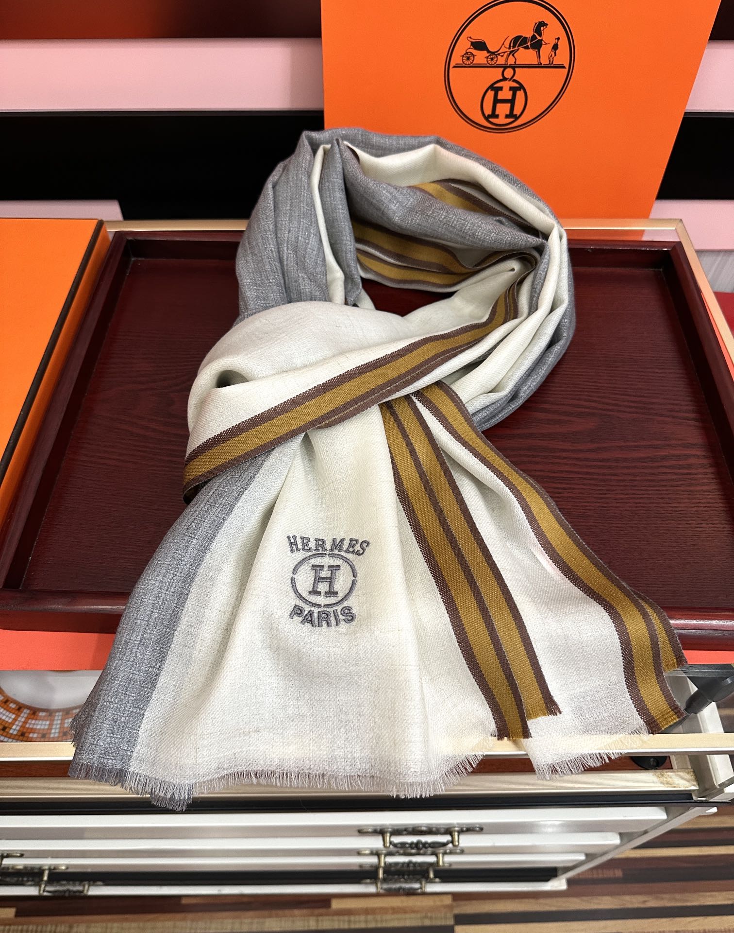 Hermès 2051爱马士 版到货 搭配调色纱染再色织 这款经历漫长等待耗时3个月之久才完成面料 身份和气质的象征 尺特别人工抽穗散须