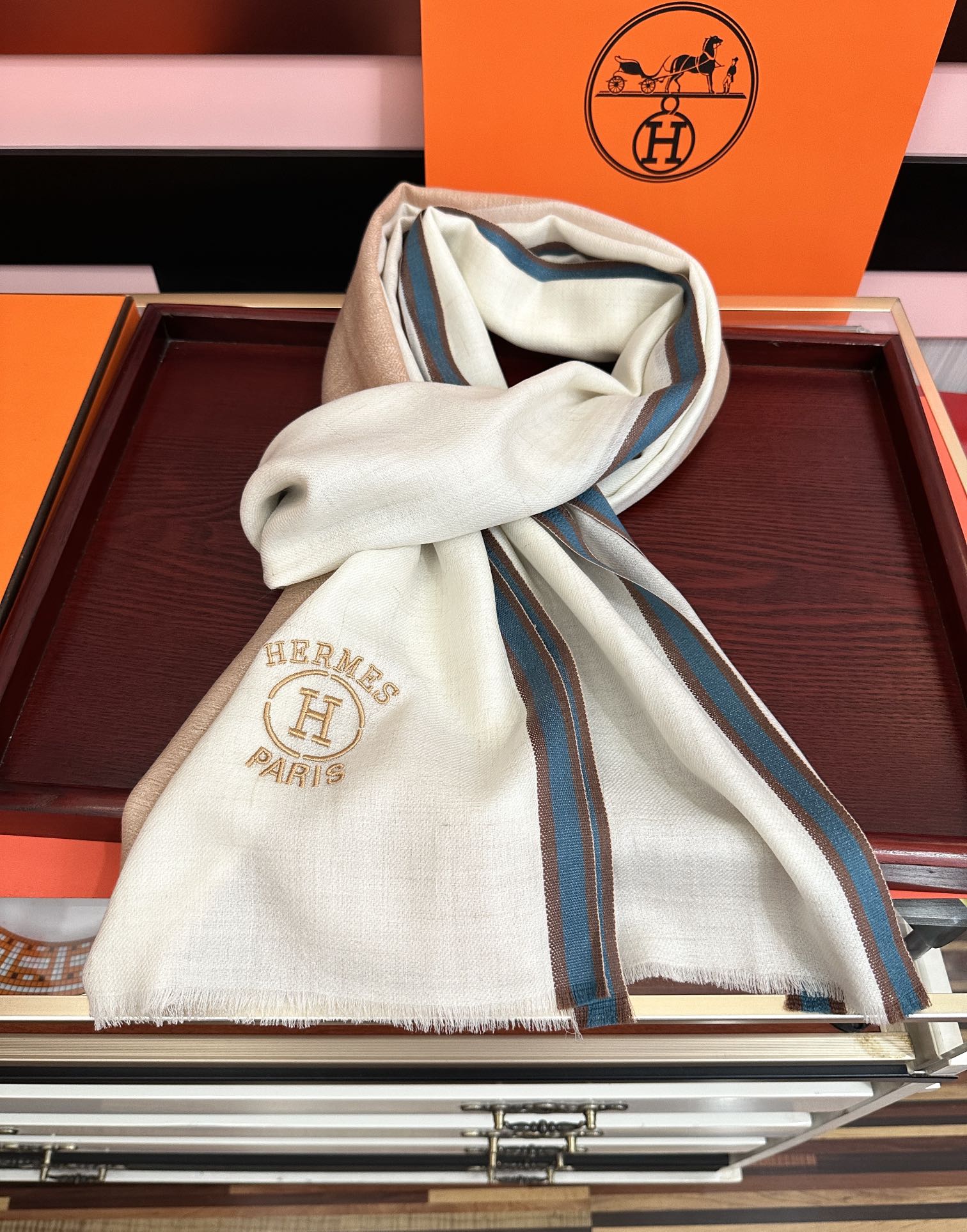 Hermès 2051爱马士 版到货 搭配调色纱染再色织 这款经历漫长等待耗时3个月之久才完成面料 身份和气质的象征 尺特别人工抽穗散须
