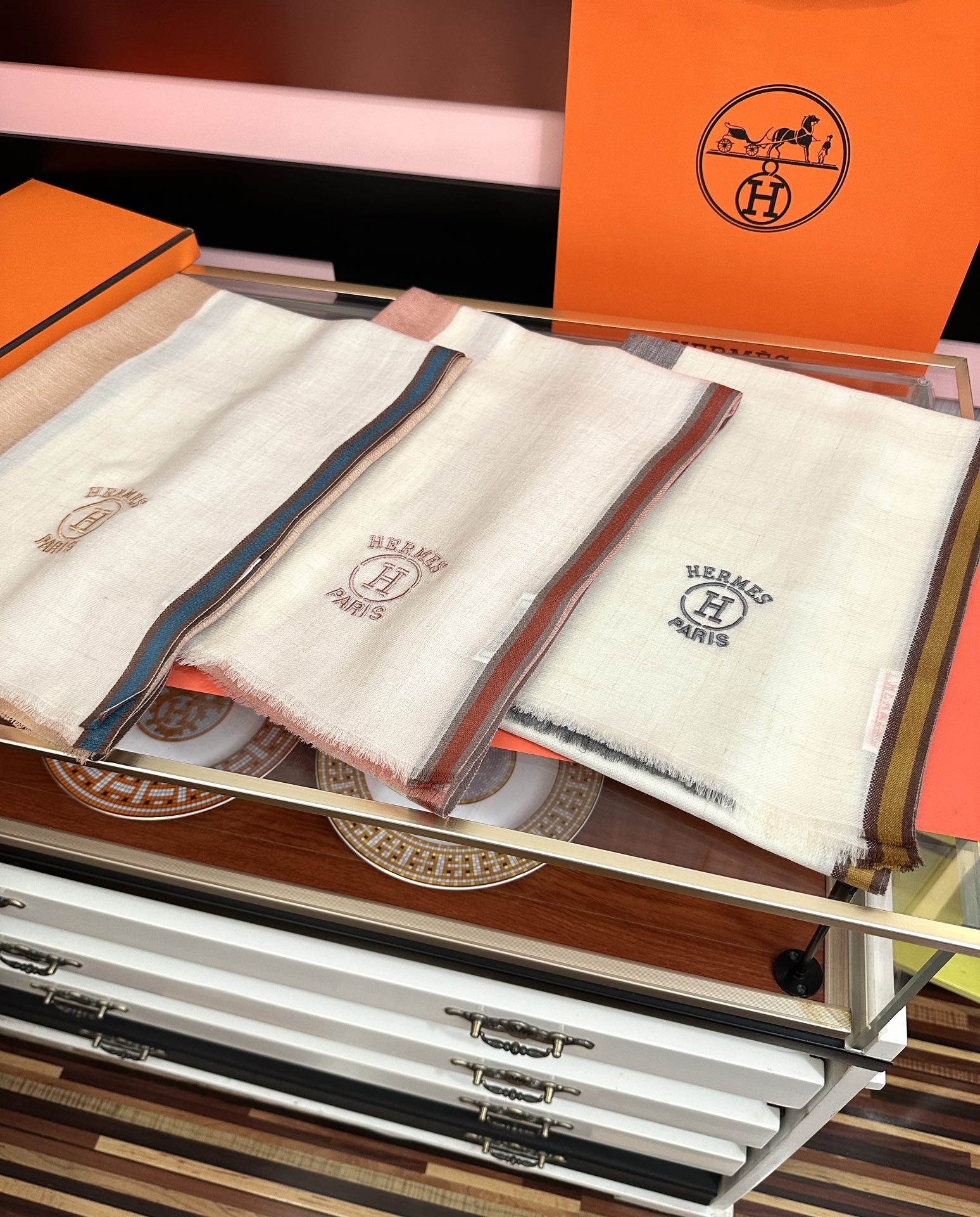 Hermès 2051爱马士 版到货 搭配调色纱染再色织 这款经历漫长等待耗时3个月之久才完成面料 身份和气质的象征 尺特别人工抽穗散须