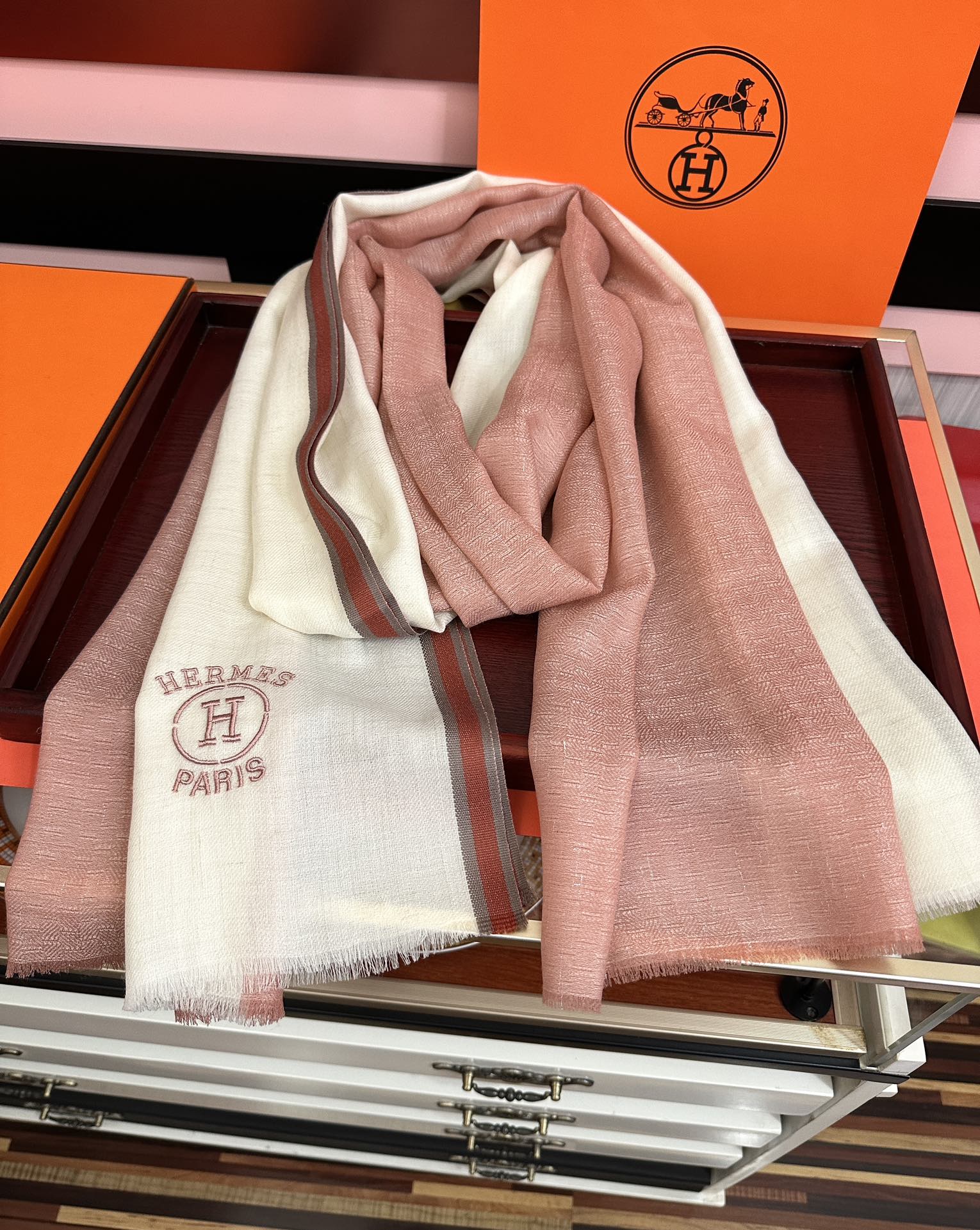 Hermès 2051爱马士 版到货 搭配调色纱染再色织 这款经历漫长等待耗时3个月之久才完成面料 身份和气质的象征 尺特别人工抽穗散须