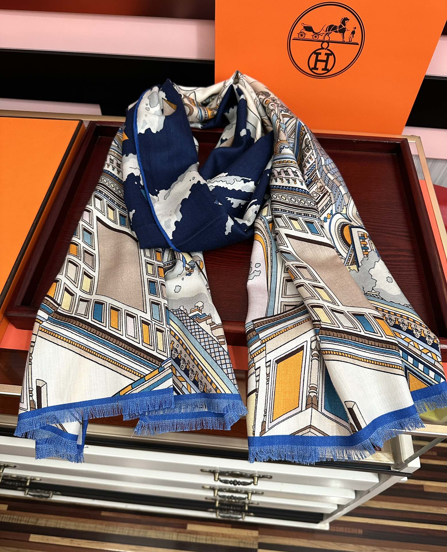 Hermès 新款 爱马仕 2051【双面同色】ZG同步 太美了 下手一定要快 四季都可以用 真心美的让人非常非上身效果简直美翻了 品质非常完美 整个围巾给人气场的同时又非常 秀丽 绝对值得入手的新款 实物一拿到就会庆幸自己是女人的绝美好货 尺寸：65x185
