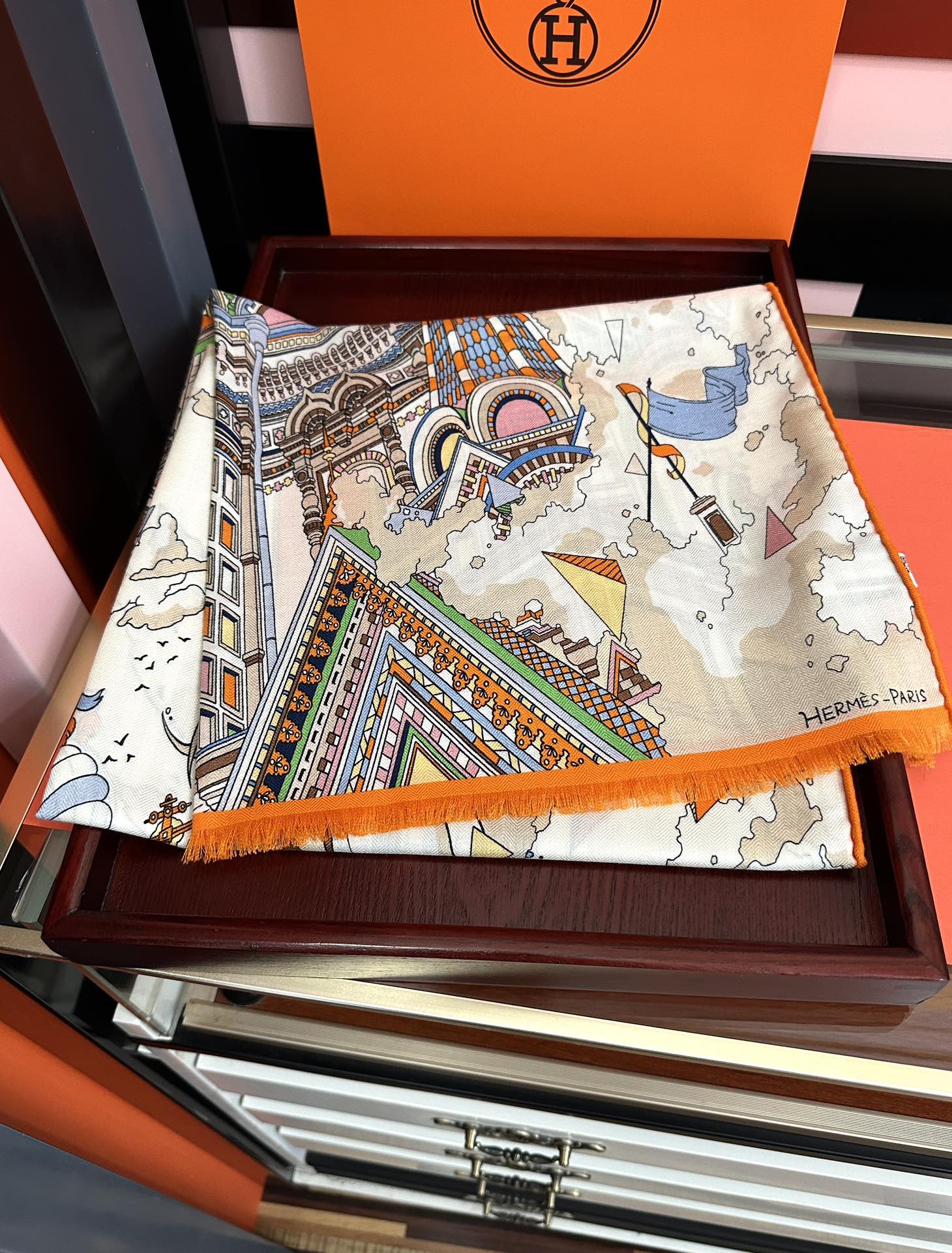 Hermès 新款 爱马仕 2051【双面同色】ZG同步 太美了 下手一定要快 四季都可以用 真心美的让人非常非上身效果简直美翻了 品质非常完美 整个围巾给人气场的同时又非常 秀丽 绝对值得入手的新款 实物一拿到就会庆幸自己是女人的绝美好货 尺寸：65x185