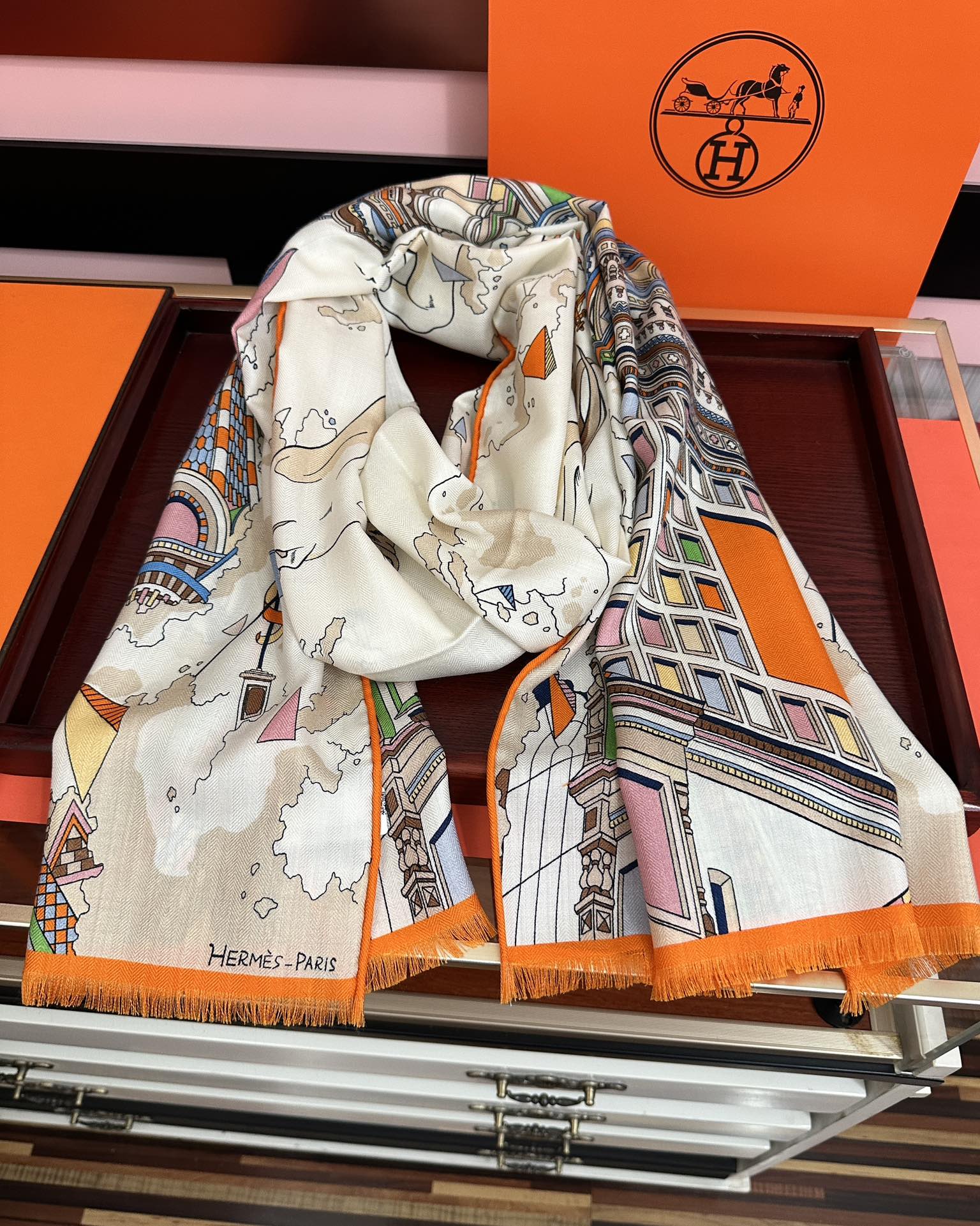 Hermès 新款 爱马仕 2051【双面同色】ZG同步 太美了 下手一定要快 四季都可以用 真心美的让人非常非上身效果简直美翻了 品质非常完美 整个围巾给人气场的同时又非常 秀丽 绝对值得入手的新款 实物一拿到就会庆幸自己是女人的绝美好货 尺寸：65x185