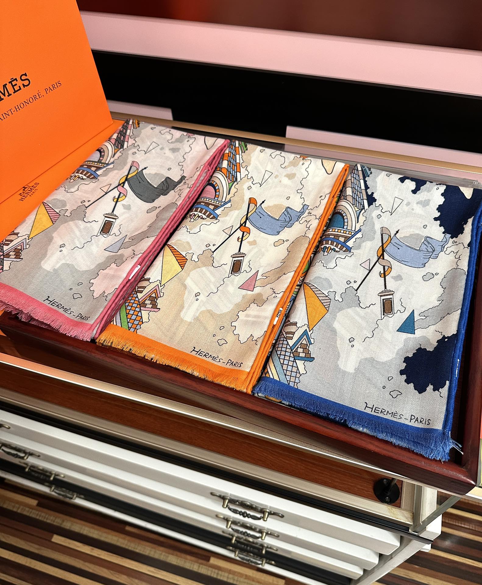 Hermès 新款 爱马仕 2051【双面同色】ZG同步 太美了 下手一定要快 四季都可以用 真心美的让人非常非上身效果简直美翻了 品质非常完美 整个围巾给人气场的同时又非常 秀丽 绝对值得入手的新款 实物一拿到就会庆幸自己是女人的绝美好货 尺寸：65x185
