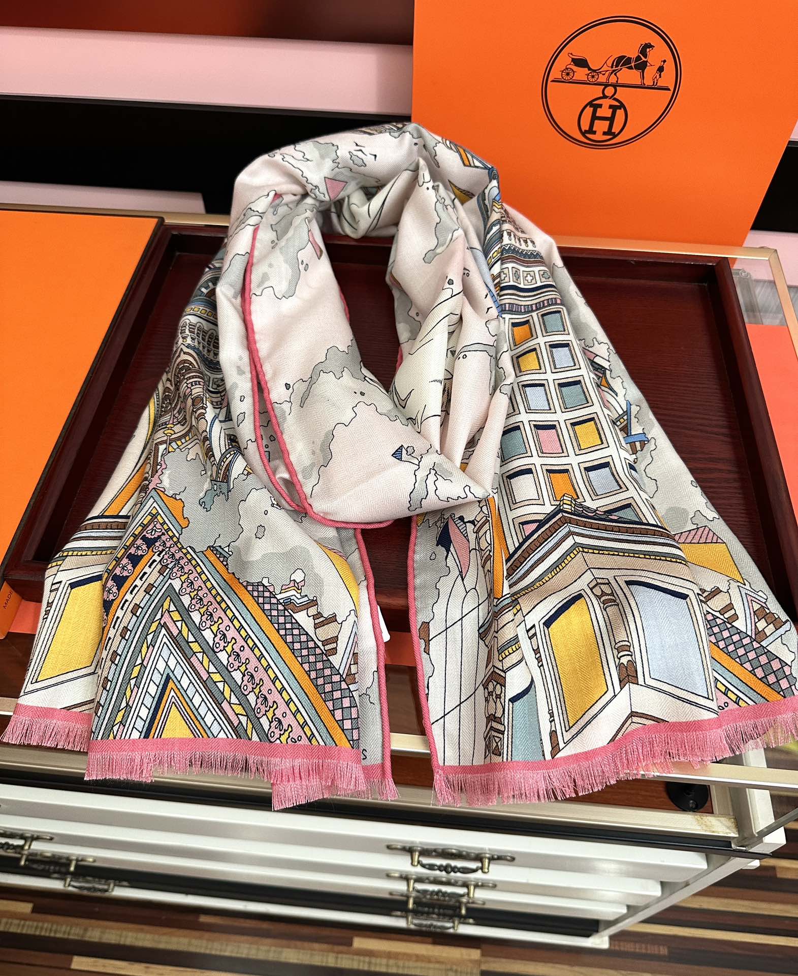 Hermès 新款 爱马仕 2051【双面同色】ZG同步 太美了 下手一定要快 四季都可以用 真心美的让人非常非上身效果简直美翻了 品质非常完美 整个围巾给人气场的同时又非常 秀丽 绝对值得入手的新款 实物一拿到就会庆幸自己是女人的绝美好货 尺寸：65x185