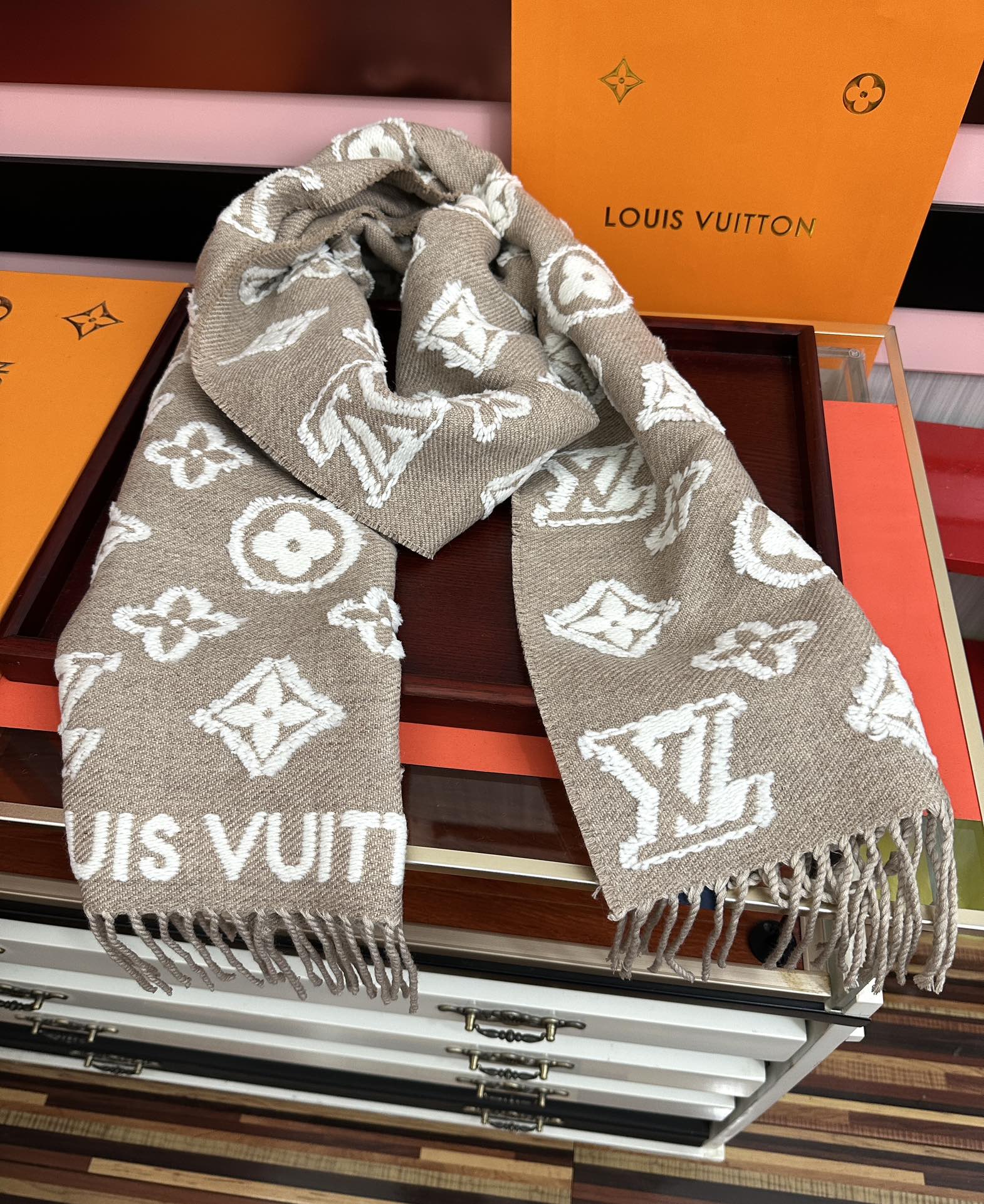 Louis Vuitton L家 最新款3D 围巾为柔软毛绒混纺织入 Monogram 图案 再以撞色羊毛皮演绎瞩目 3D 效果 剪花工艺令两面呈现迥异肌理