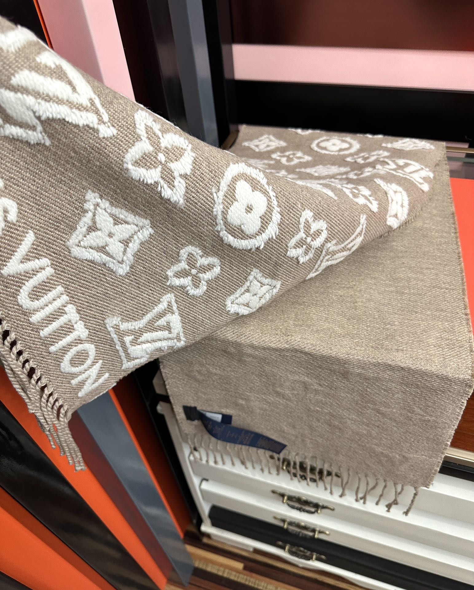Louis Vuitton L家 最新款3D 围巾为柔软毛绒混纺织入 Monogram 图案 再以撞色羊毛皮演绎瞩目 3D 效果 剪花工艺令两面呈现迥异肌理