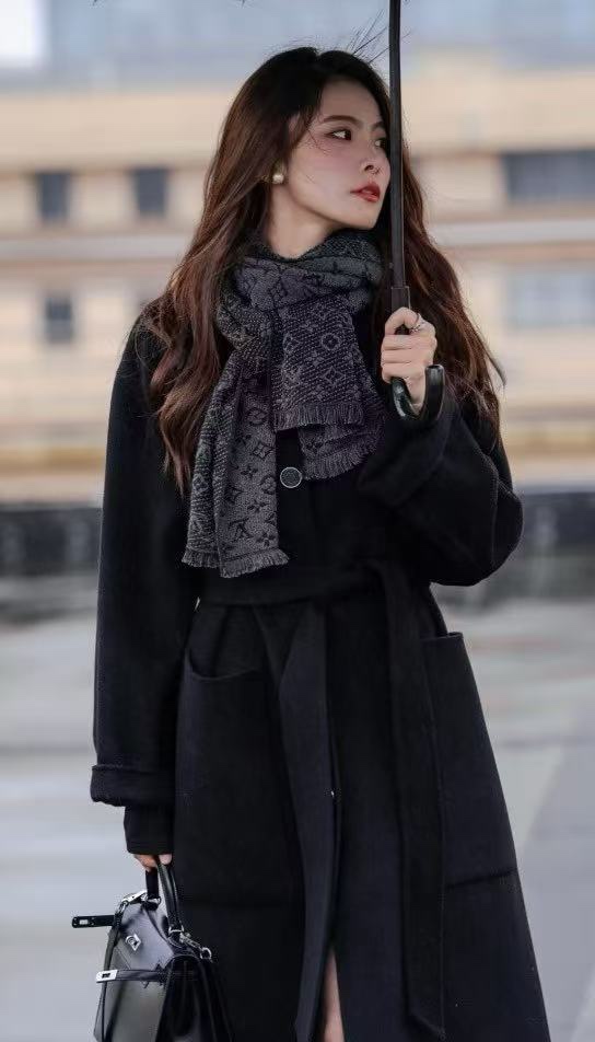 Louis Vuitton LV 重磅推出有标志性Mono的梭织花纹围巾 非常非常好的品质 整个围巾给人 气场的同时又非常 内敛不张扬