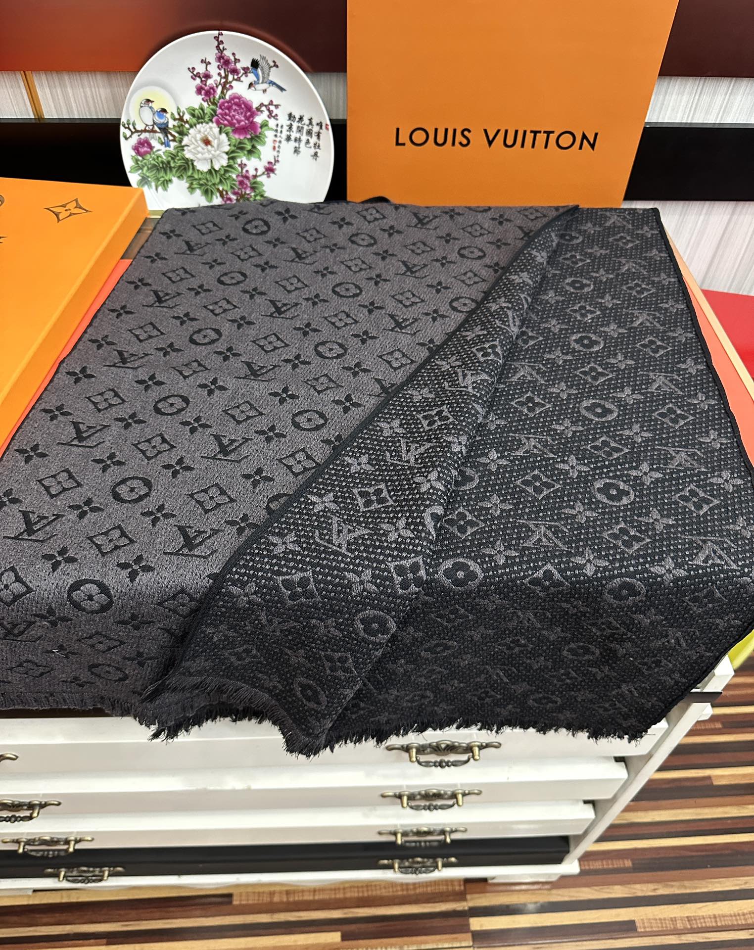 Louis Vuitton LV 重磅推出有标志性Mono的梭织花纹围巾 非常非常好的品质 整个围巾给人 气场的同时又非常 内敛不张扬