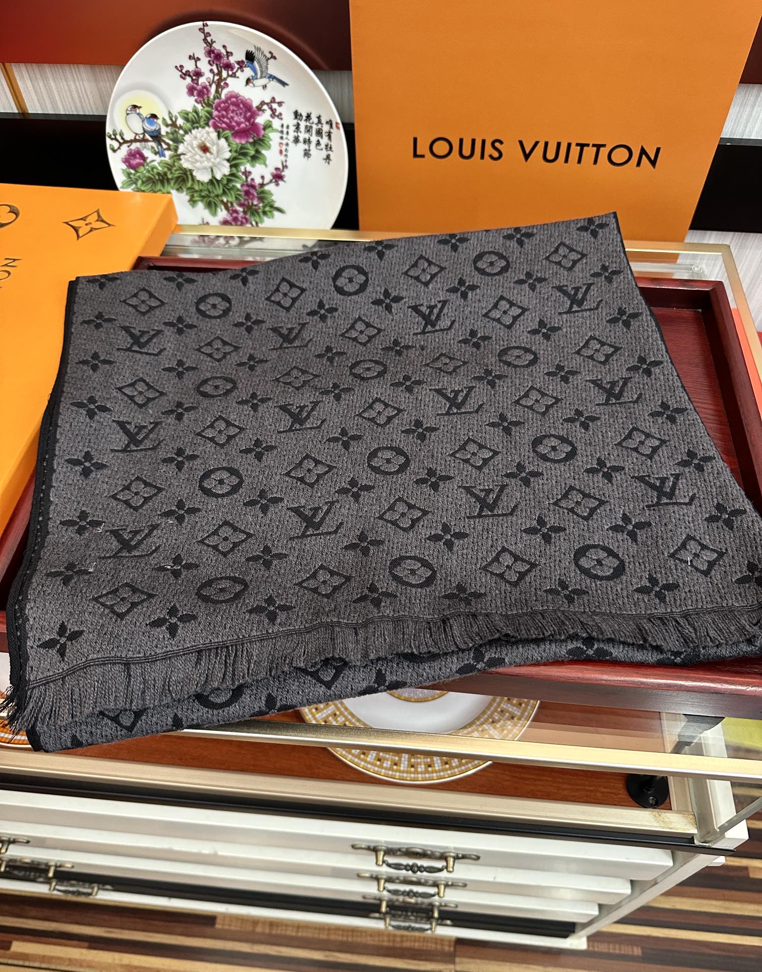 Louis Vuitton LV 重磅推出有标志性Mono的梭织花纹围巾 非常非常好的品质 整个围巾给人 气场的同时又非常 内敛不张扬