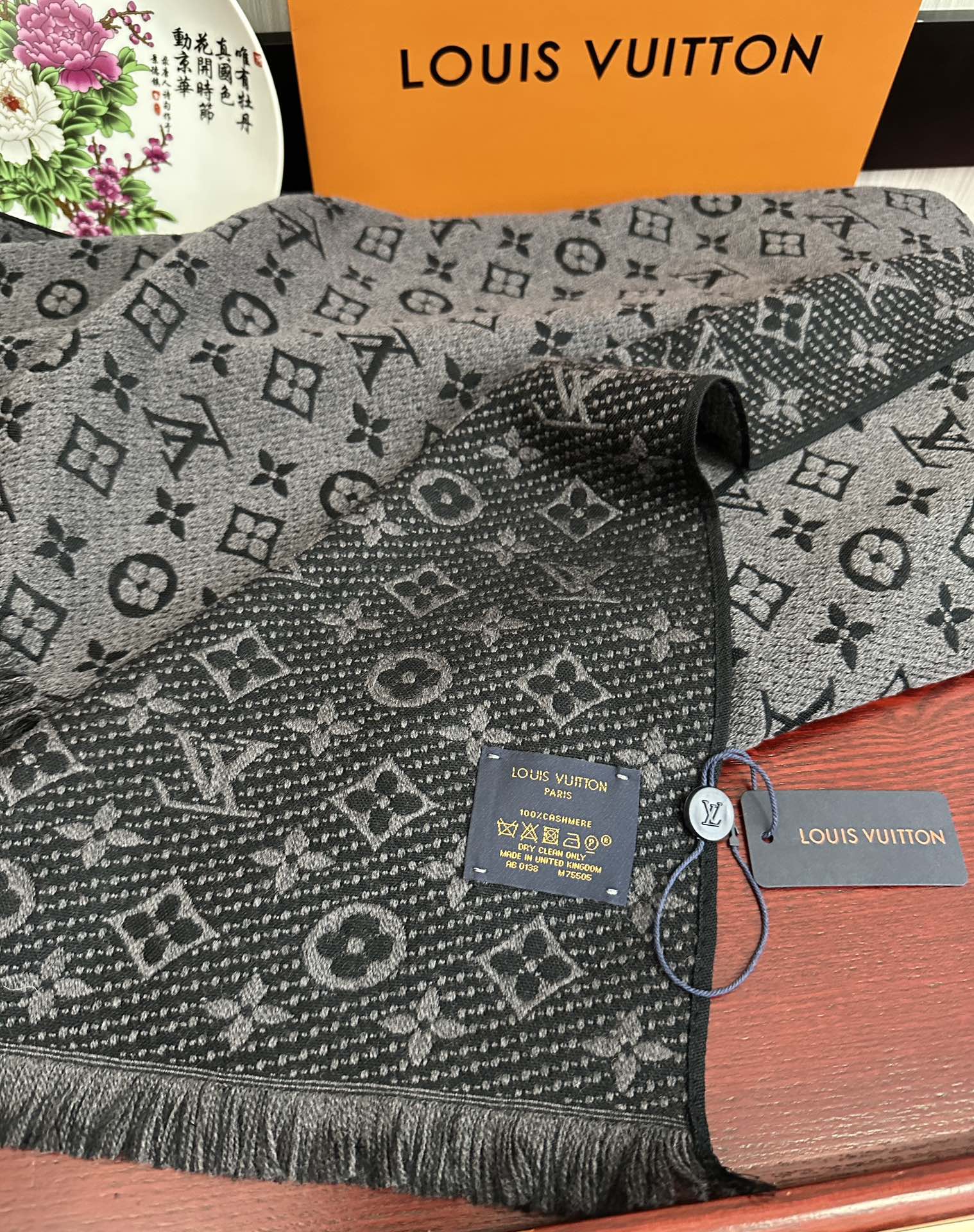Louis Vuitton LV 重磅推出有标志性Mono的梭织花纹围巾 非常非常好的品质 整个围巾给人 气场的同时又非常 内敛不张扬