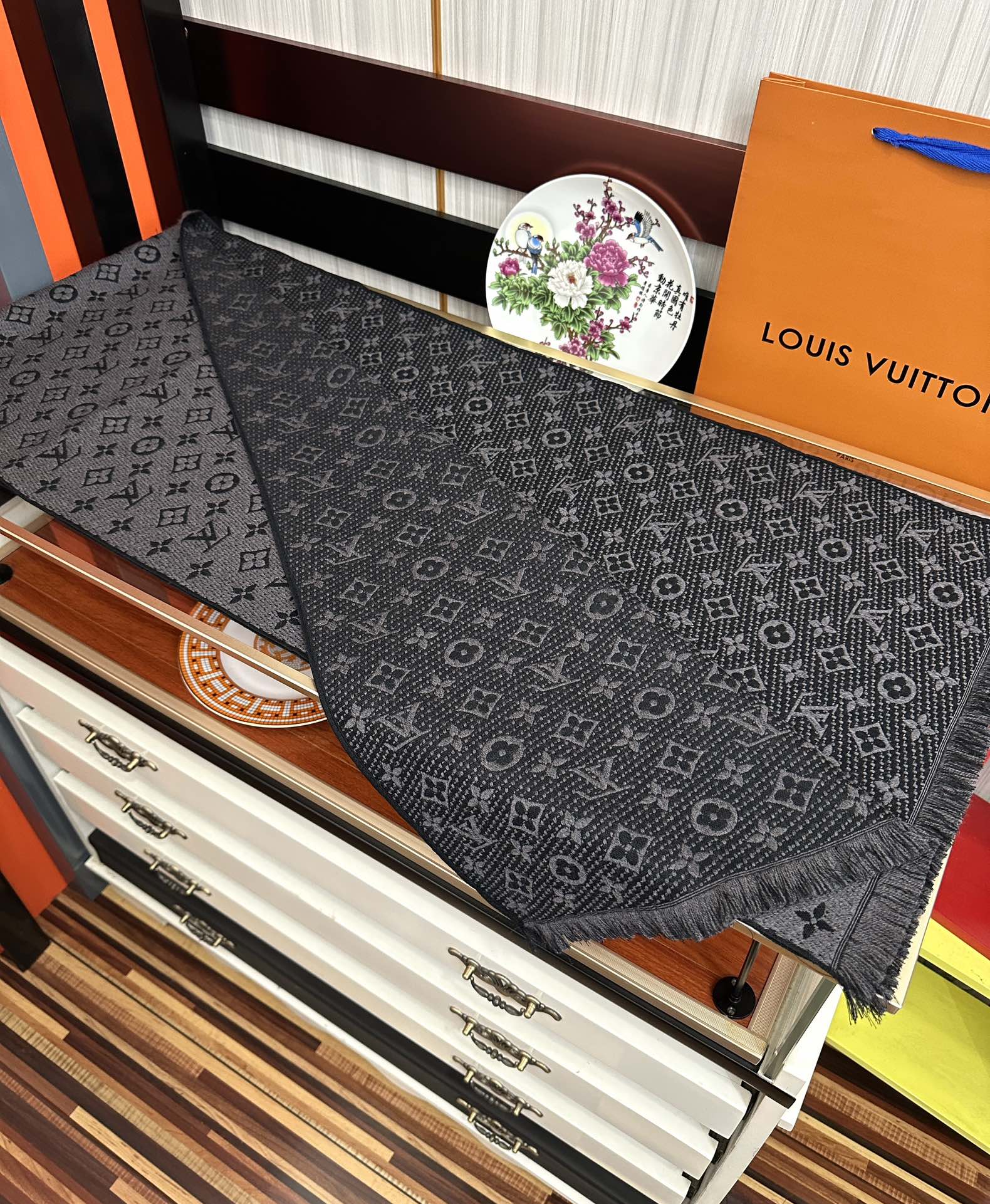 Louis Vuitton LV 重磅推出有标志性Mono的梭织花纹围巾 非常非常好的品质 整个围巾给人 气场的同时又非常 内敛不张扬