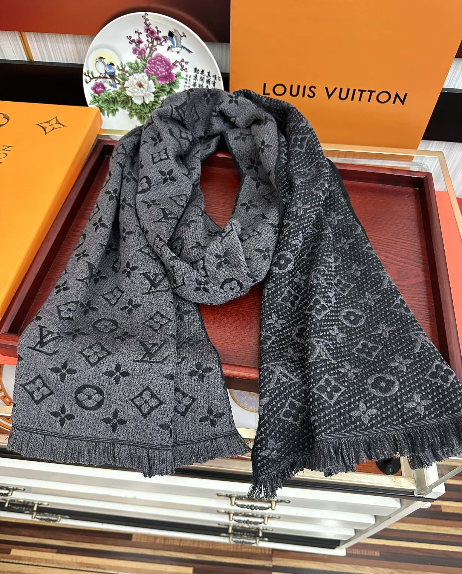 Louis Vuitton LV 重磅推出有标志性Mono的梭织花纹围巾 非常非常好的品质 整个围巾给人 气场的同时又非常 内敛不张扬