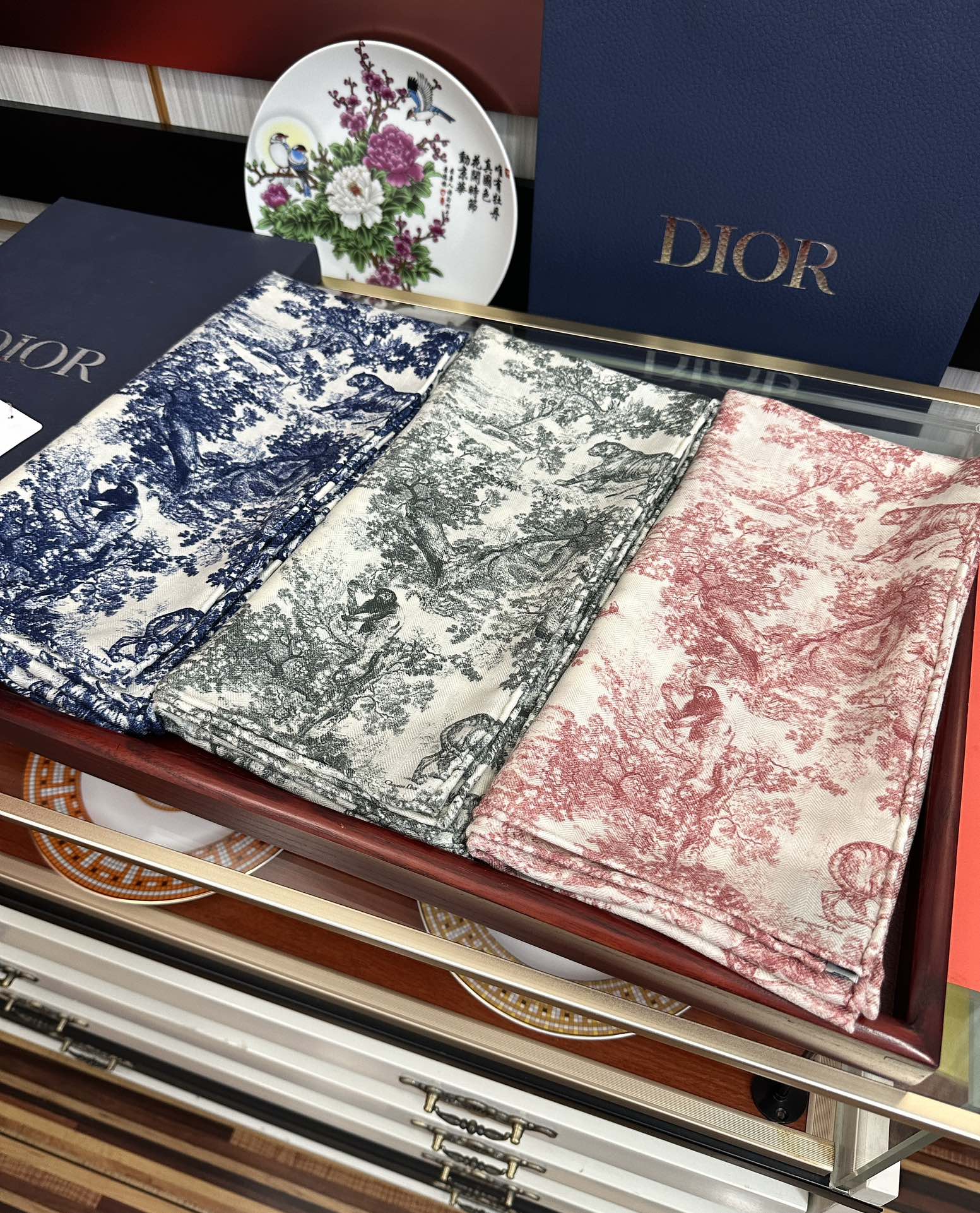 Dior 2026迪奥 双面同色【动物丛林】最流行的花型 太美了 下手一定要快 四季都可以用 真心美的让人非常非上身效果简直美翻了 品质非常完美 整个围巾给人气场的同时又非常 秀丽 绝对值得入手的新款 实物一拿到就会庆幸自己是女人的绝美好货 尺寸：65x185
