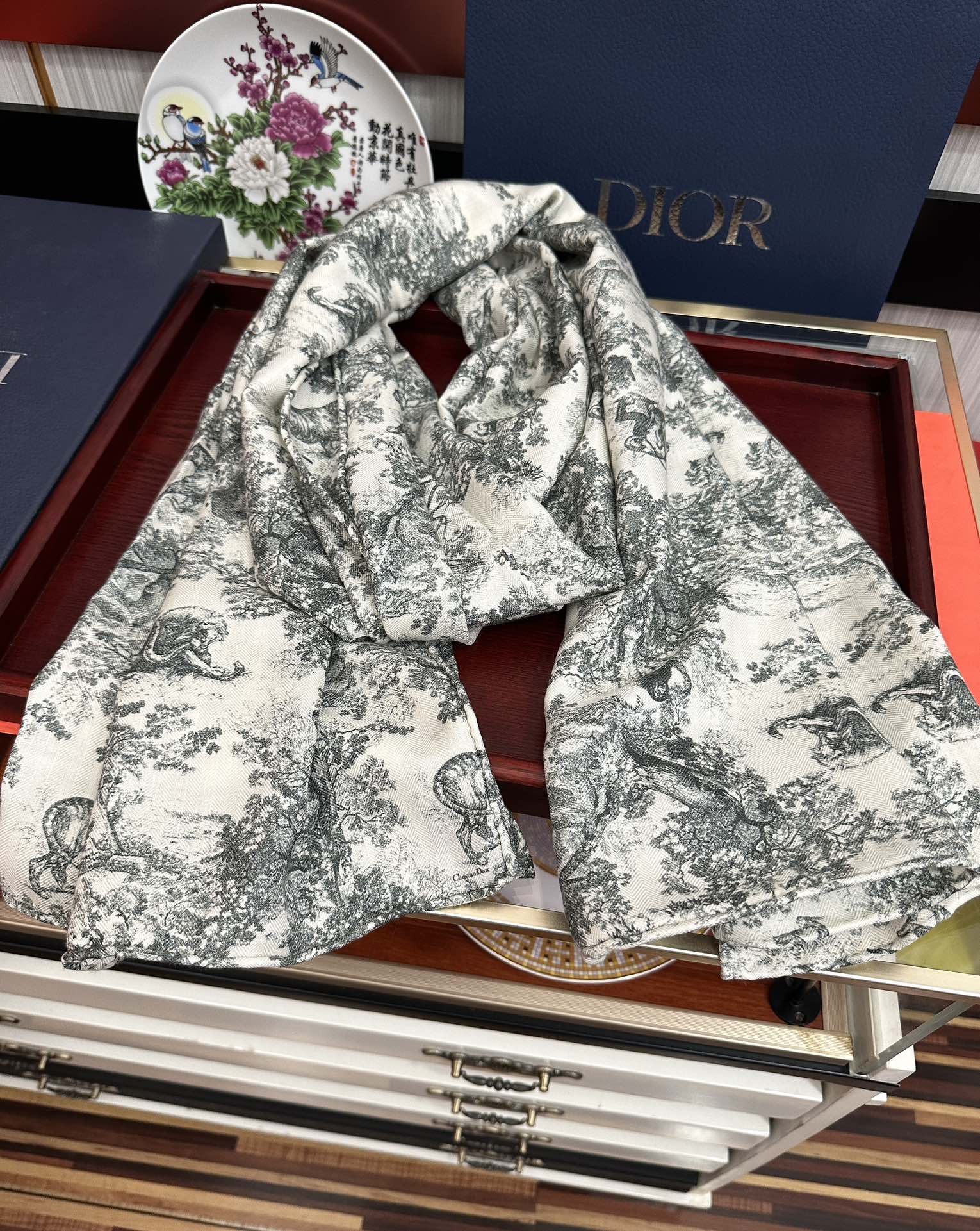 Dior 2026迪奥 双面同色【动物丛林】最流行的花型 太美了 下手一定要快 四季都可以用 真心美的让人非常非上身效果简直美翻了 品质非常完美 整个围巾给人气场的同时又非常 秀丽 绝对值得入手的新款 实物一拿到就会庆幸自己是女人的绝美好货 尺寸：65x185