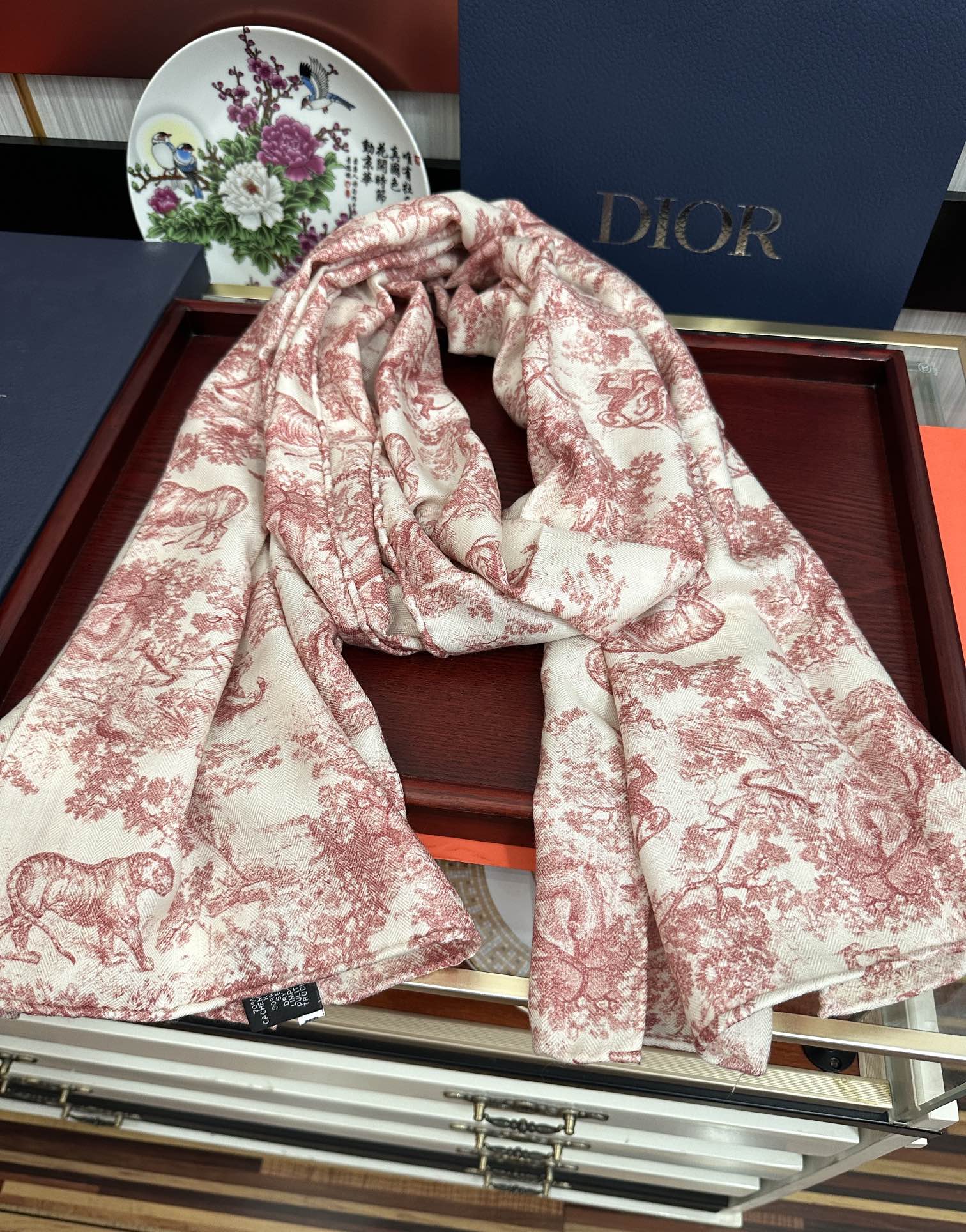 Dior 2026迪奥 双面同色【动物丛林】最流行的花型 太美了 下手一定要快 四季都可以用 真心美的让人非常非上身效果简直美翻了 品质非常完美 整个围巾给人气场的同时又非常 秀丽 绝对值得入手的新款 实物一拿到就会庆幸自己是女人的绝美好货 尺寸：65x185