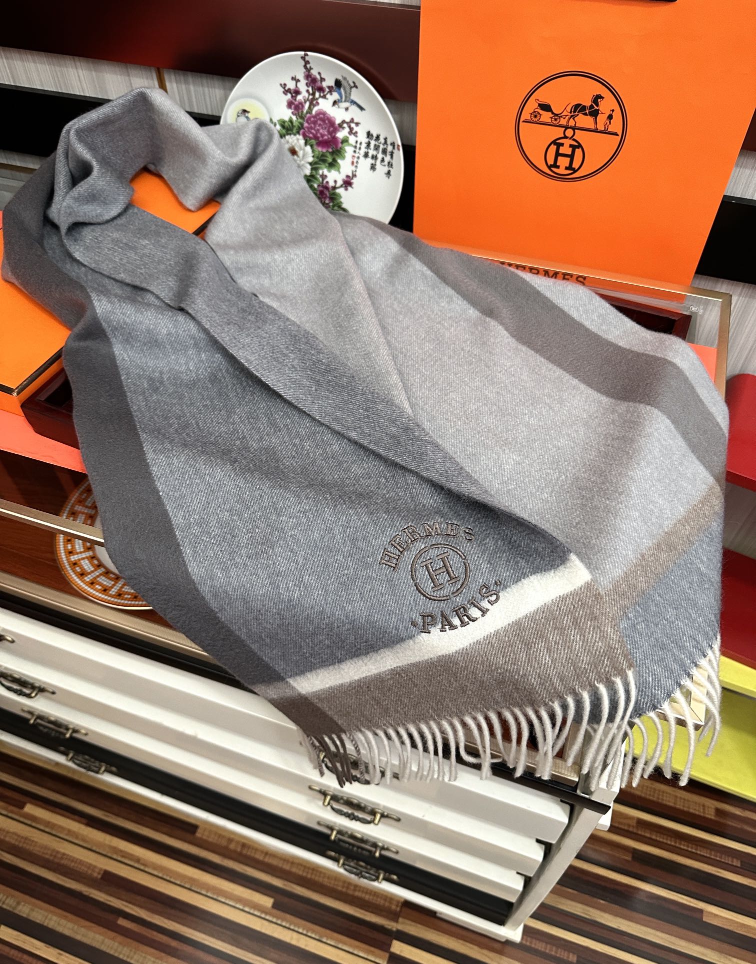 Hermès 125%羊绒 水波纹 爱马仕2026 最 【采用内蒙古山羊绒】 围巾‼ 太美了 让人耳目一新的感觉 手感柔软舒适