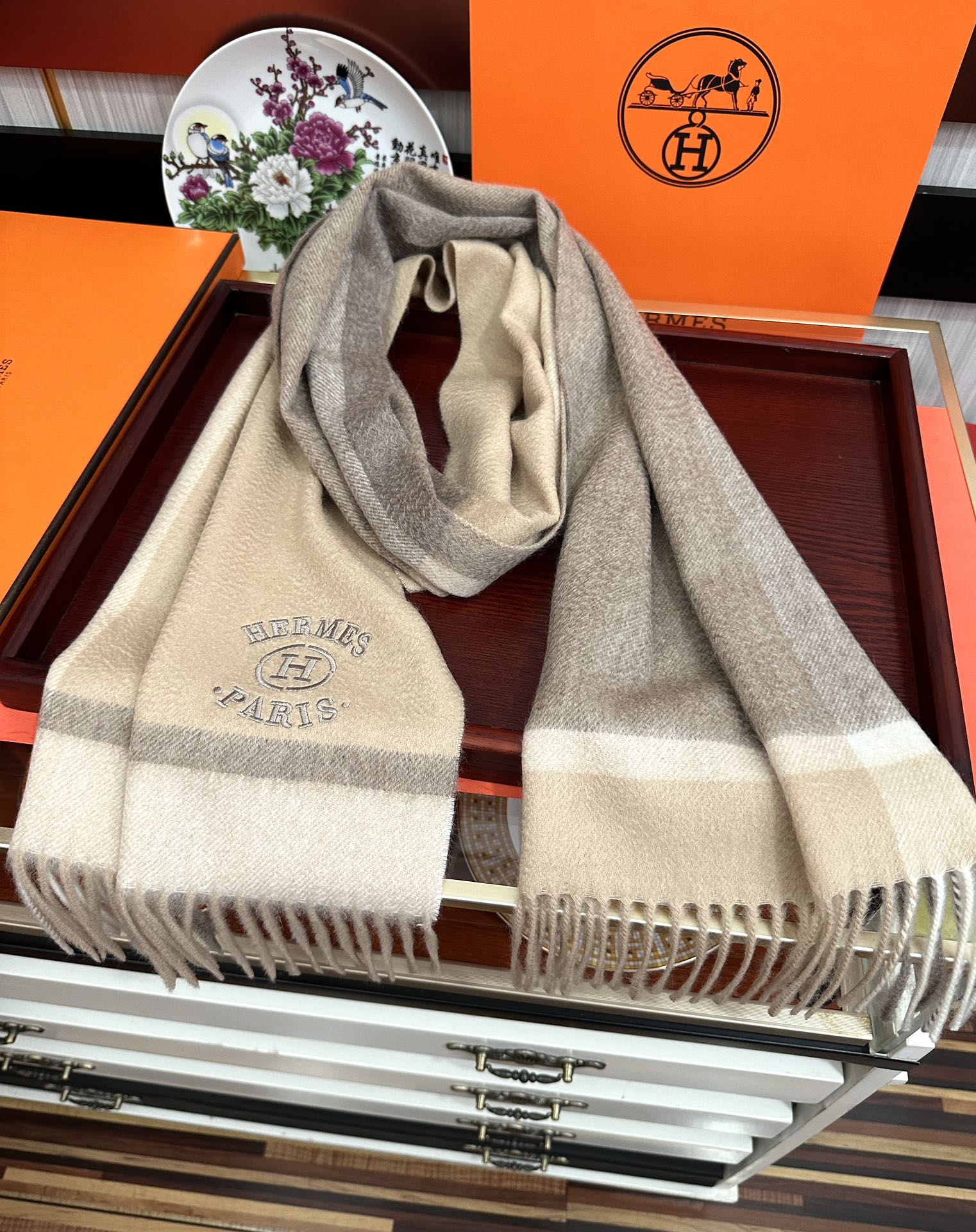 Hermès 125%羊绒 水波纹 爱马仕2026 最 【采用内蒙古山羊绒】 围巾‼ 太美了 让人耳目一新的感觉 手感柔软舒适