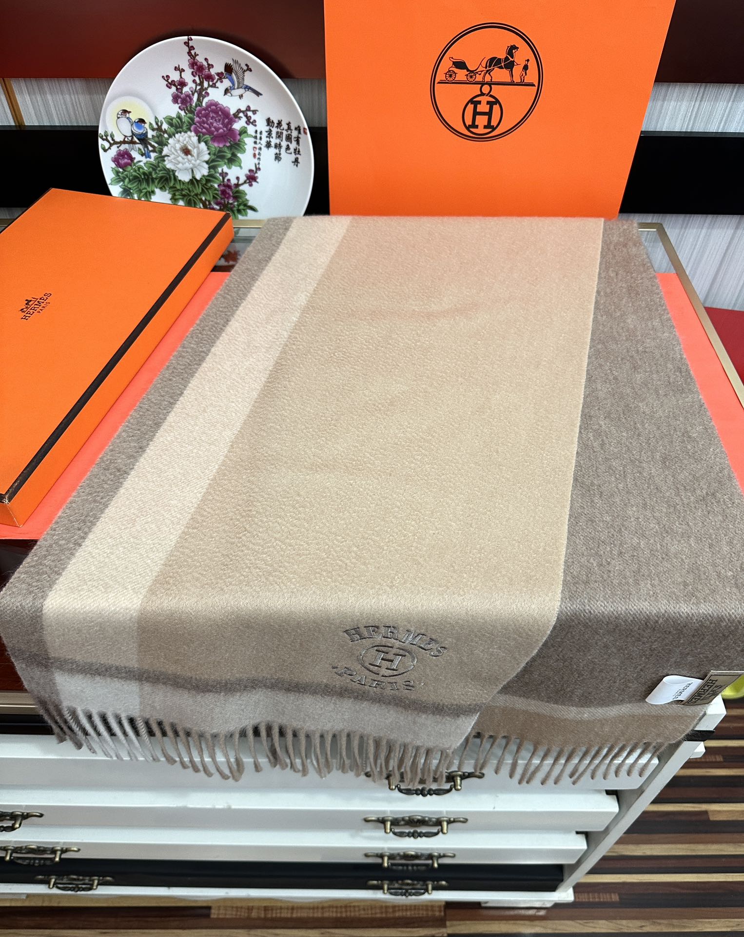 Hermès 125%羊绒 水波纹 爱马仕2026 最 【采用内蒙古山羊绒】 围巾‼ 太美了 让人耳目一新的感觉 手感柔软舒适