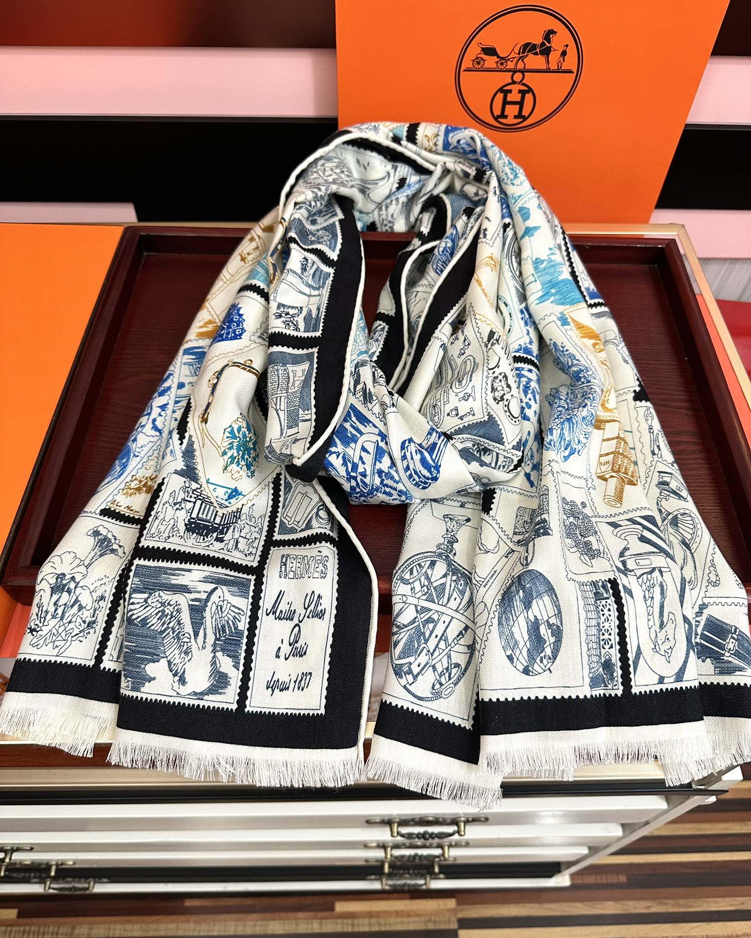 Hermès 新款爱马仕 【双面同色 福宝邮集者】太美了 下手一定要快 四季都可以用 真心美的让人非常非上身效果简直美翻了 品质非常完美 整个围巾给人气场的同时又非常 秀丽 绝对值得入手的新款 实物一拿到就会庆幸自己是女人的绝美好货 尺寸：65x185