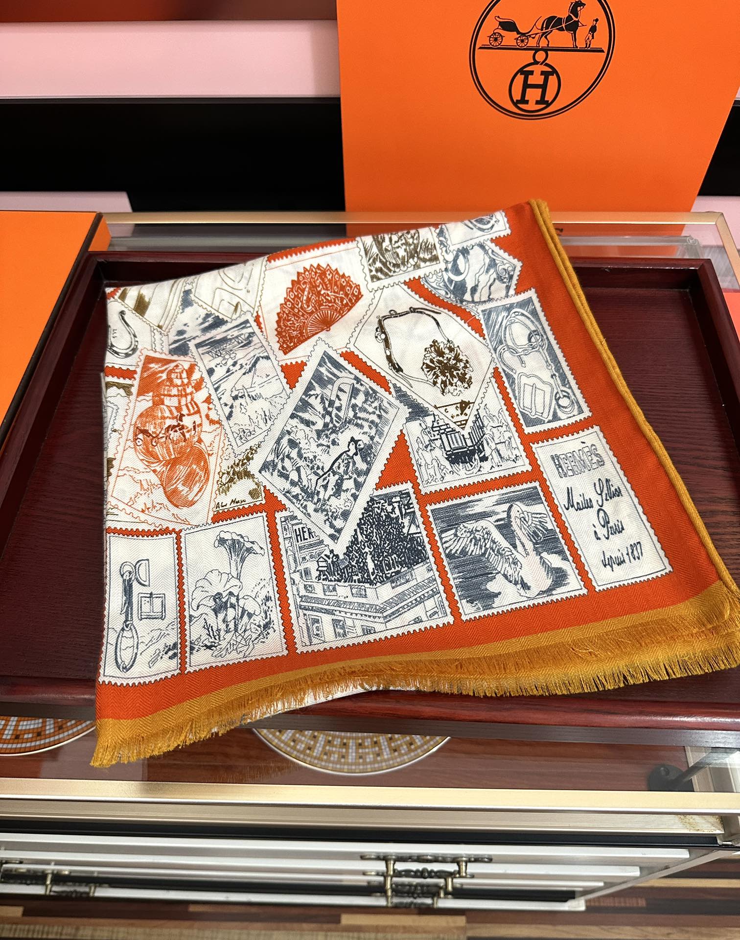 Hermès 新款爱马仕 【双面同色 福宝邮集者】太美了 下手一定要快 四季都可以用 真心美的让人非常非上身效果简直美翻了 品质非常完美 整个围巾给人气场的同时又非常 秀丽 绝对值得入手的新款 实物一拿到就会庆幸自己是女人的绝美好货 尺寸：65x185