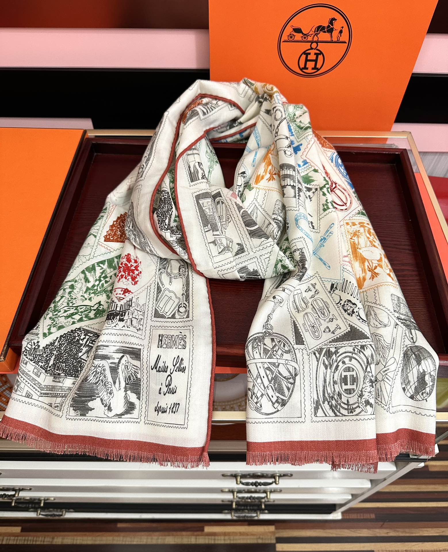 Hermès 新款爱马仕 【双面同色 福宝邮集者】太美了 下手一定要快 四季都可以用 真心美的让人非常非上身效果简直美翻了 品质非常完美 整个围巾给人气场的同时又非常 秀丽 绝对值得入手的新款 实物一拿到就会庆幸自己是女人的绝美好货 尺寸：65x185