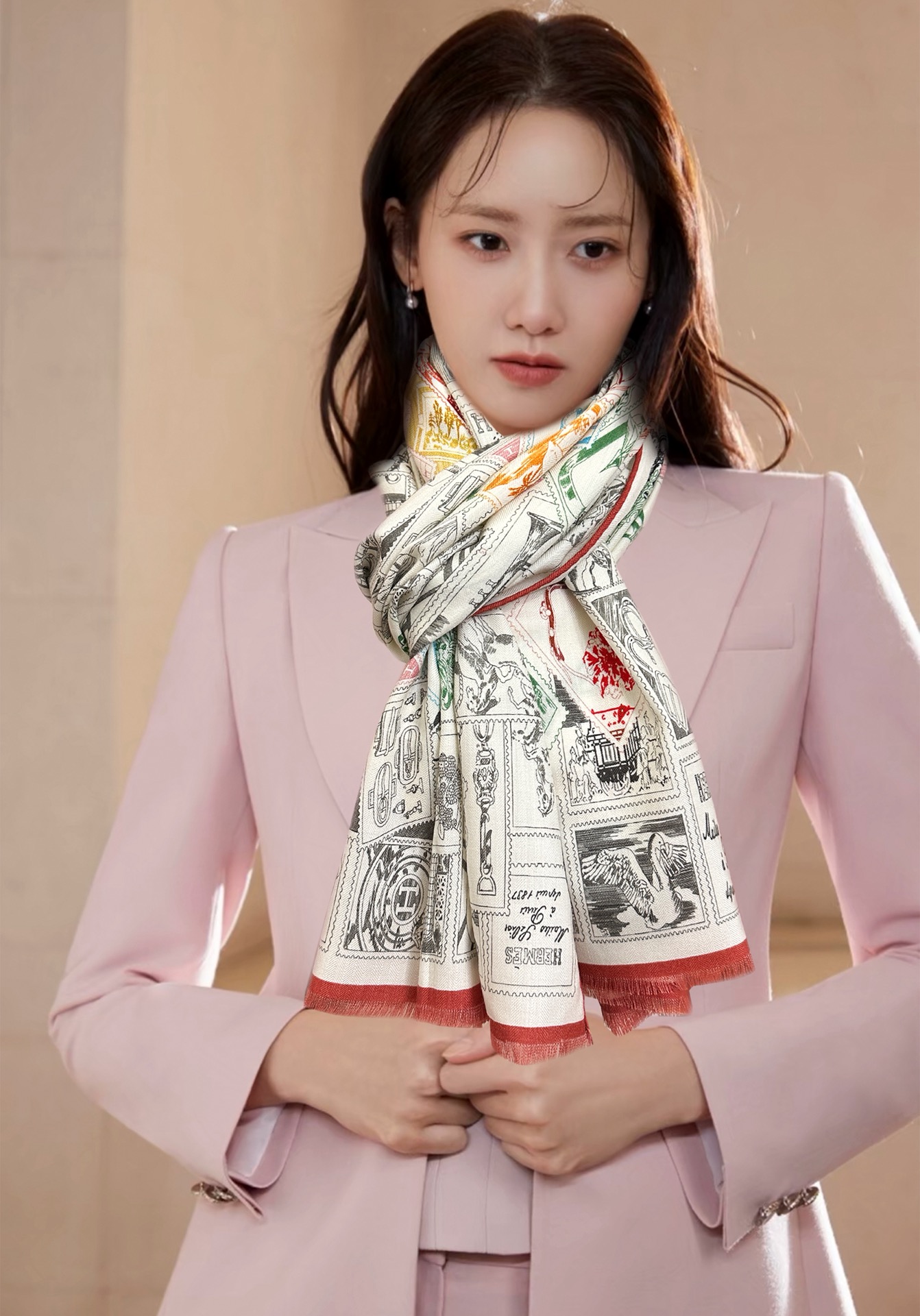 Hermès 新款爱马仕 【双面同色 福宝邮集者】太美了 下手一定要快 四季都可以用 真心美的让人非常非上身效果简直美翻了 品质非常完美 整个围巾给人气场的同时又非常 秀丽 绝对值得入手的新款 实物一拿到就会庆幸自己是女人的绝美好货 尺寸：65x185