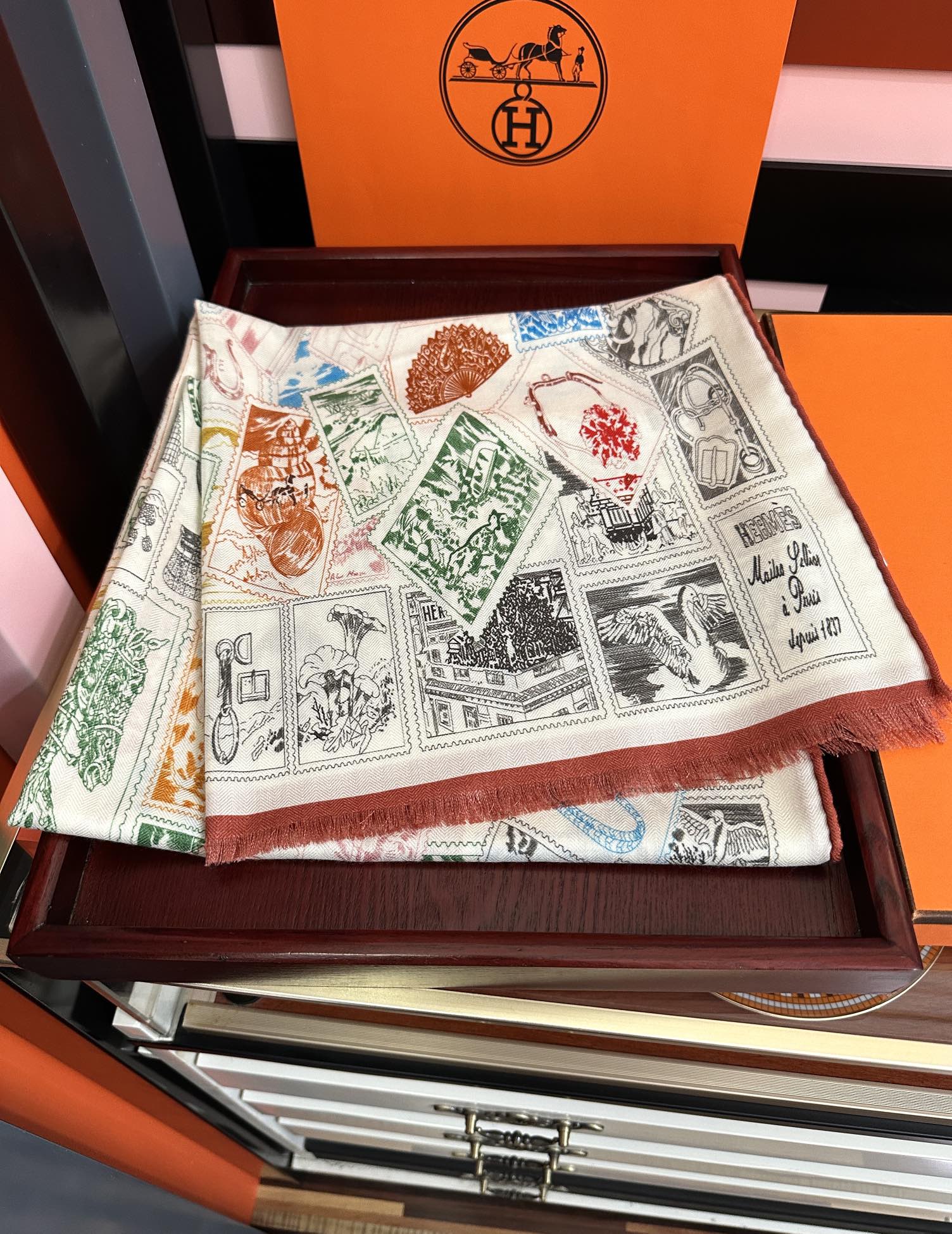 Hermès 新款爱马仕 【双面同色 福宝邮集者】太美了 下手一定要快 四季都可以用 真心美的让人非常非上身效果简直美翻了 品质非常完美 整个围巾给人气场的同时又非常 秀丽 绝对值得入手的新款 实物一拿到就会庆幸自己是女人的绝美好货 尺寸：65x185
