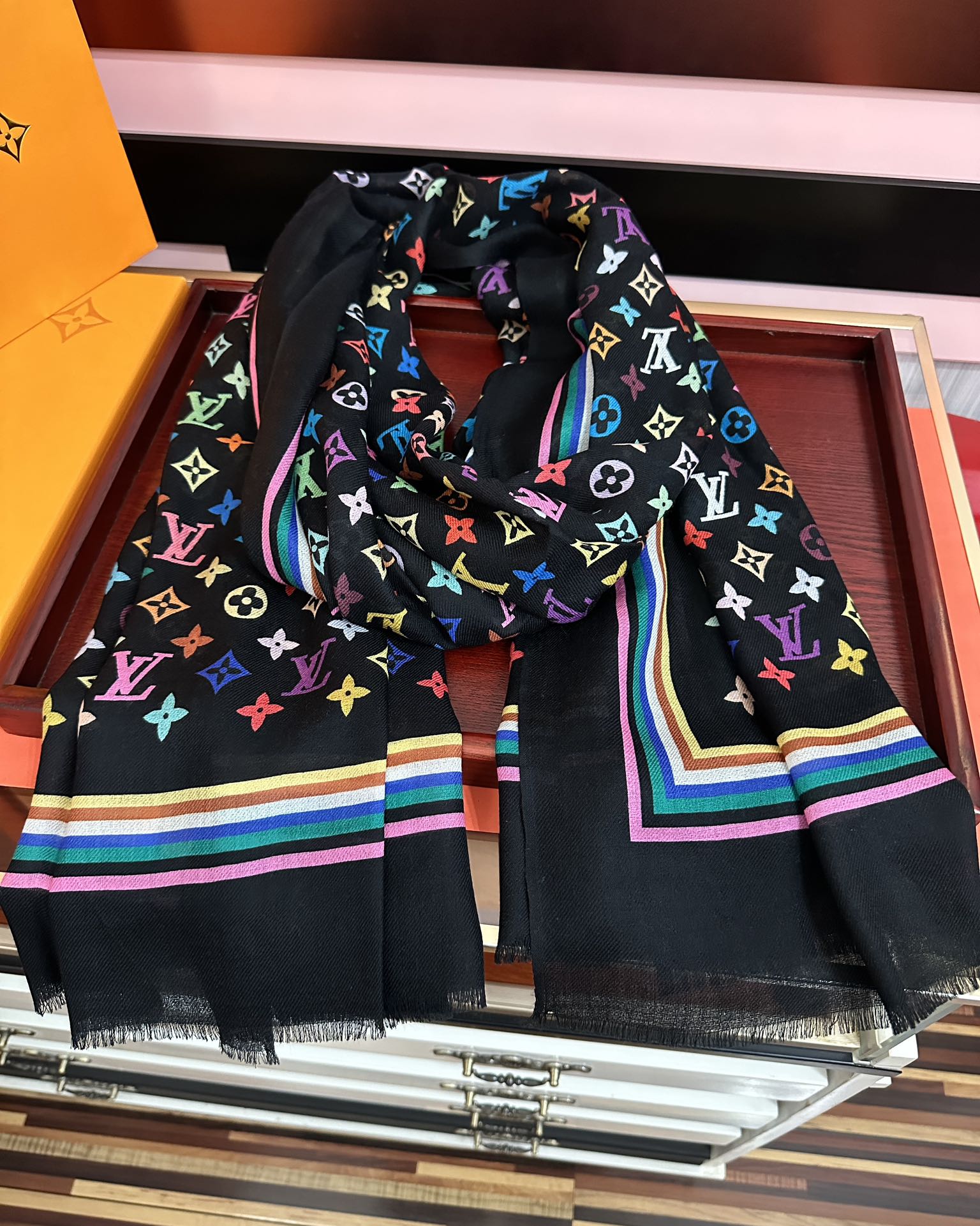 Unknown 上新 L 家 2026最新款 真心赞 【戒指绒长巾】 实物真心美 细节都可见 高端 VI 绝对值得入手 尺寸：100x200cm