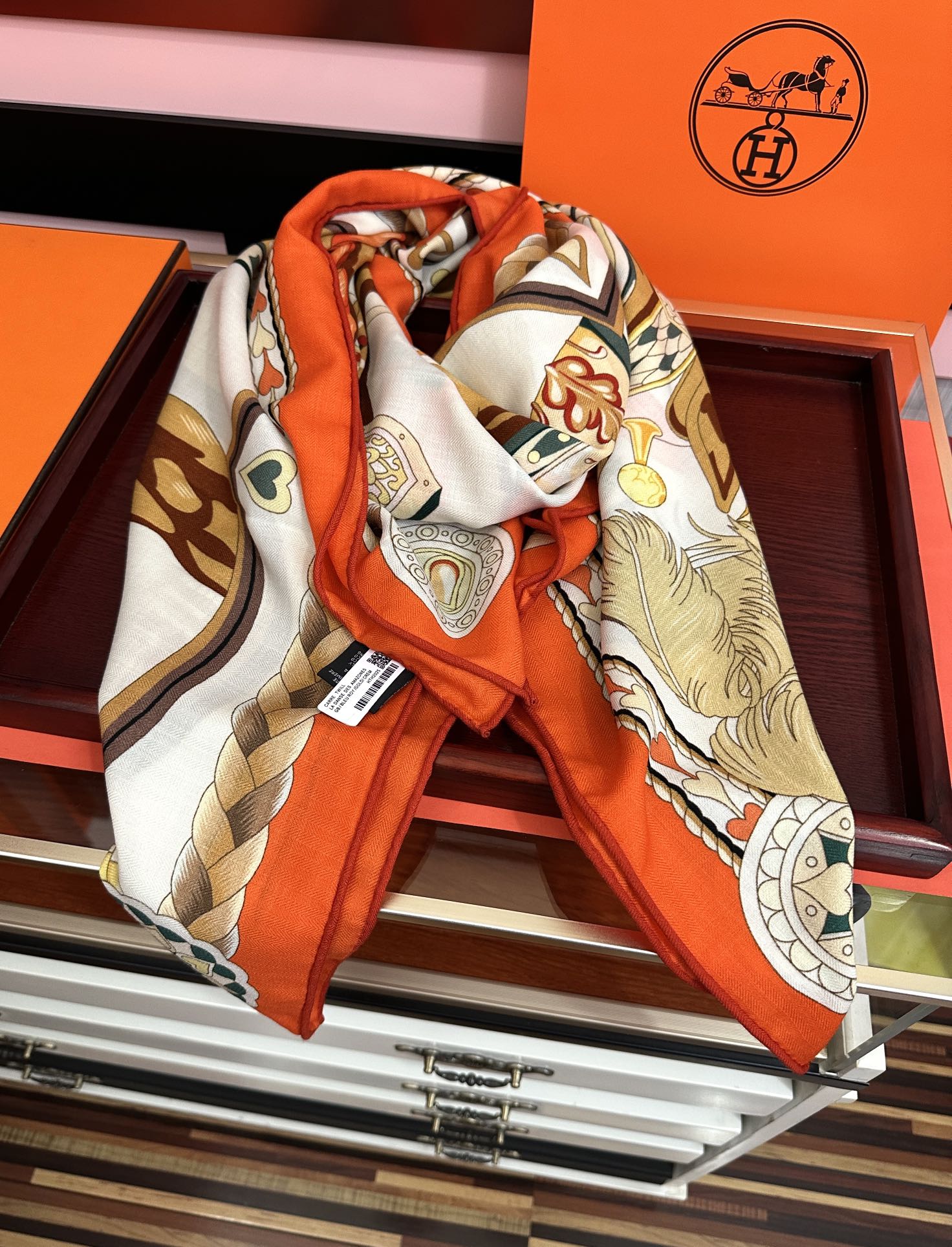Hermès 上新 2026爱马仕【骏马奔腾】ZG同步 秋冬新款 新一季丝巾采购清单估计各位养马人们已经列好了 我就不推荐了回头分享一下部分 款的老款信息资料供大家参考 本季必购《Rondsdemarch》(圆场漫步) 一条来自丝巾羊绒丝方巾也不知道是马元素在男士方巾上运用比例高还是正好我每一条无论从配色还是主题图案都深得我心 也相较女款好驾驭 还便宜 大家 尺寸:140X140、材质：30%真丝+70丝绒