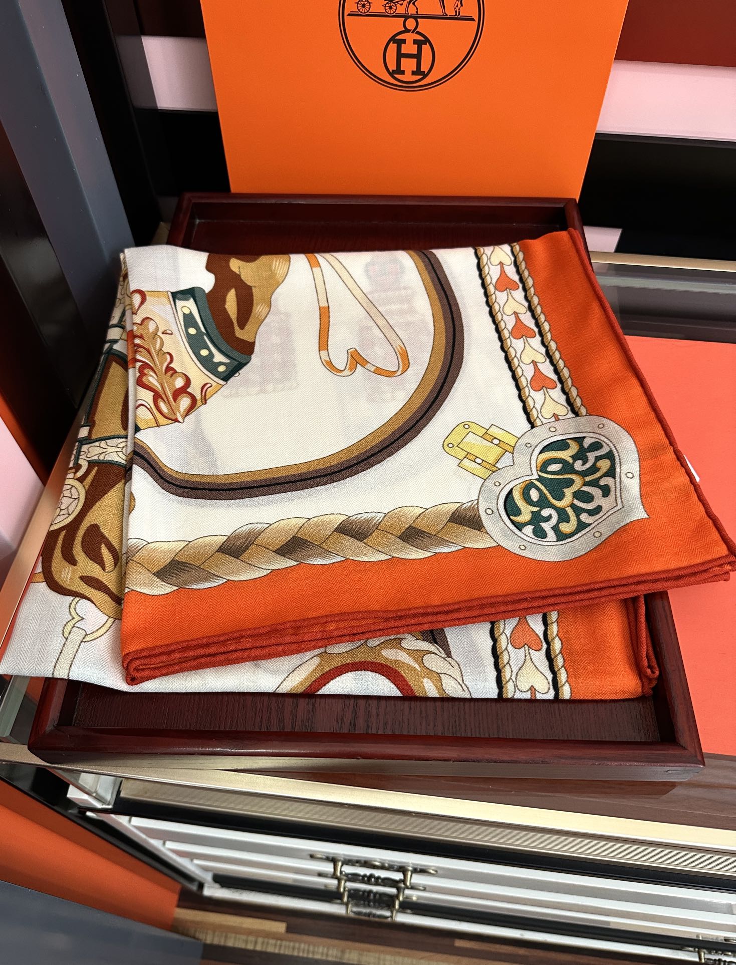 Hermès 上新 2026爱马仕【骏马奔腾】ZG同步 秋冬新款 新一季丝巾采购清单估计各位养马人们已经列好了 我就不推荐了回头分享一下部分 款的老款信息资料供大家参考 本季必购《Rondsdemarch》(圆场漫步) 一条来自丝巾羊绒丝方巾也不知道是马元素在男士方巾上运用比例高还是正好我每一条无论从配色还是主题图案都深得我心 也相较女款好驾驭 还便宜 大家 尺寸:140X140、材质：30%真丝+70丝绒