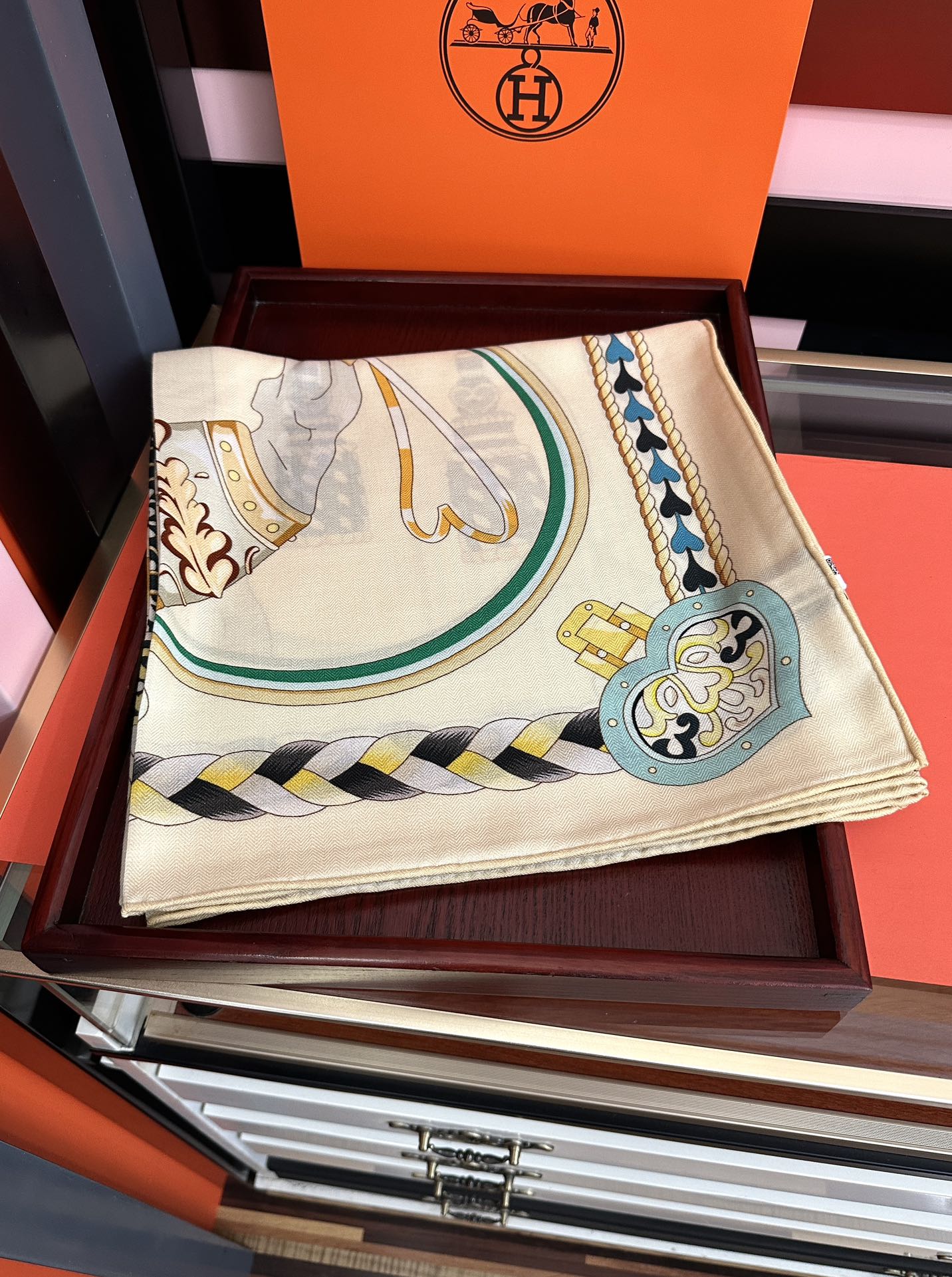 Hermès 上新 2026爱马仕【骏马奔腾】ZG同步 秋冬新款 新一季丝巾采购清单估计各位养马人们已经列好了 我就不推荐了回头分享一下部分 款的老款信息资料供大家参考 本季必购《Rondsdemarch》(圆场漫步) 一条来自丝巾羊绒丝方巾也不知道是马元素在男士方巾上运用比例高还是正好我每一条无论从配色还是主题图案都深得我心 也相较女款好驾驭 还便宜 大家 尺寸:140X140、材质：30%真丝+70丝绒