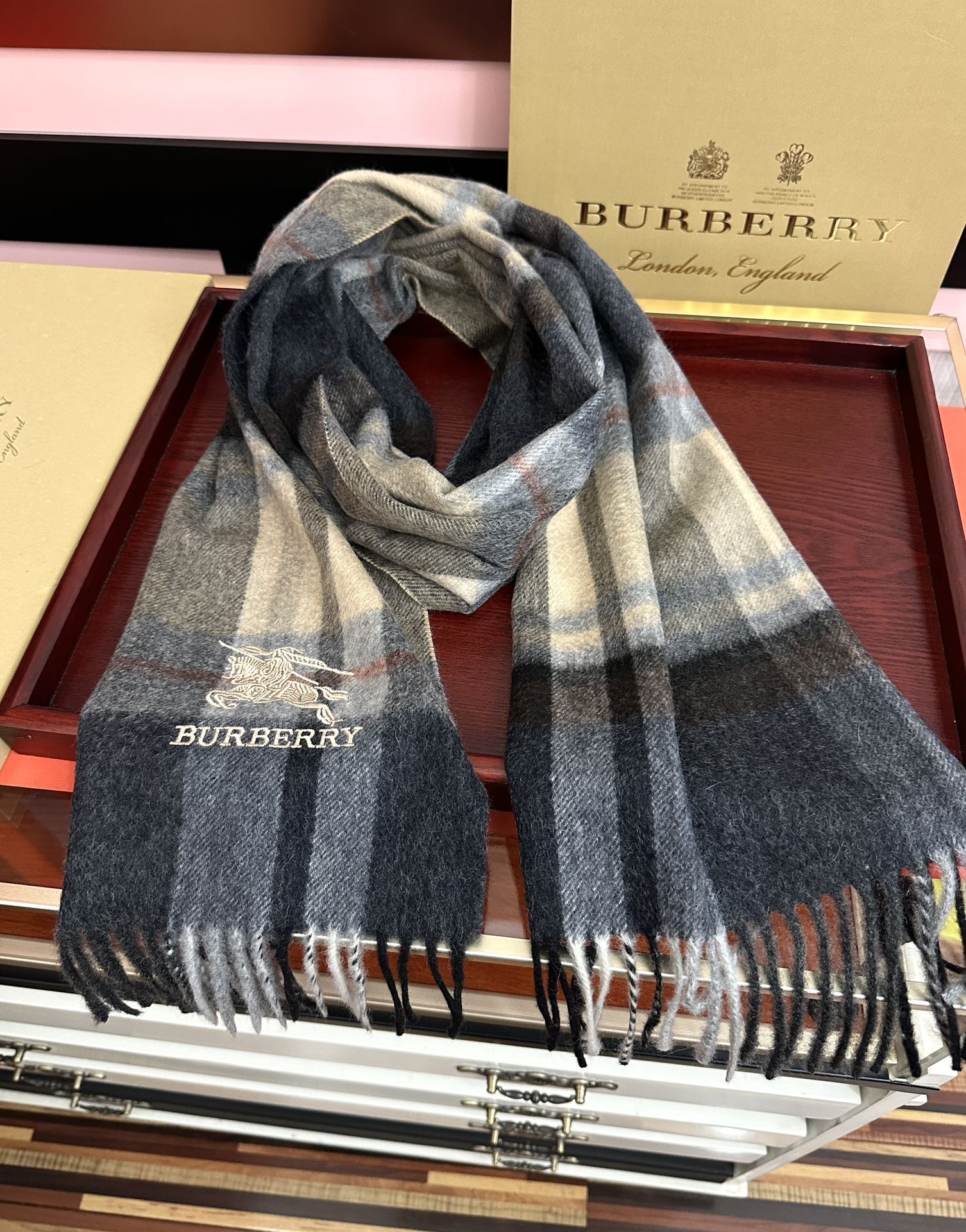 Burberry 125%山羊绒 2026巴宝莉采用内蒙古 山羊绒 最新款男女通用 重磅推荐 的格子