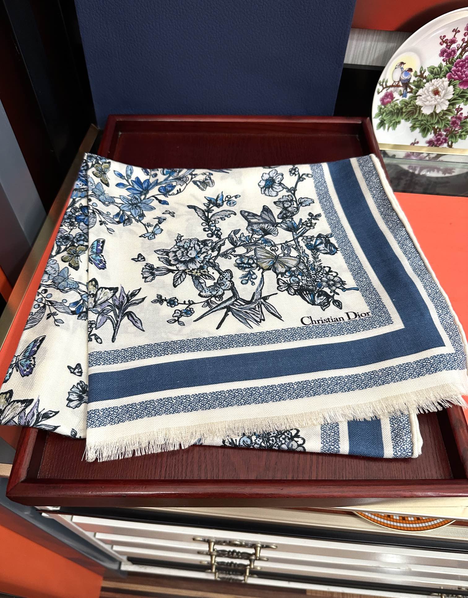 Dior 迪奥 2051双面同色【花卉系列】太美了 下手一定要快 四季都可以用 真心美的让人非常非上身效果简直美翻了 品质非常完美 整个围巾给人气场的同时又非常 秀丽 绝对值得入手的新款 实物一拿到就会庆幸自己是女人的绝美好货 尺寸：65x185