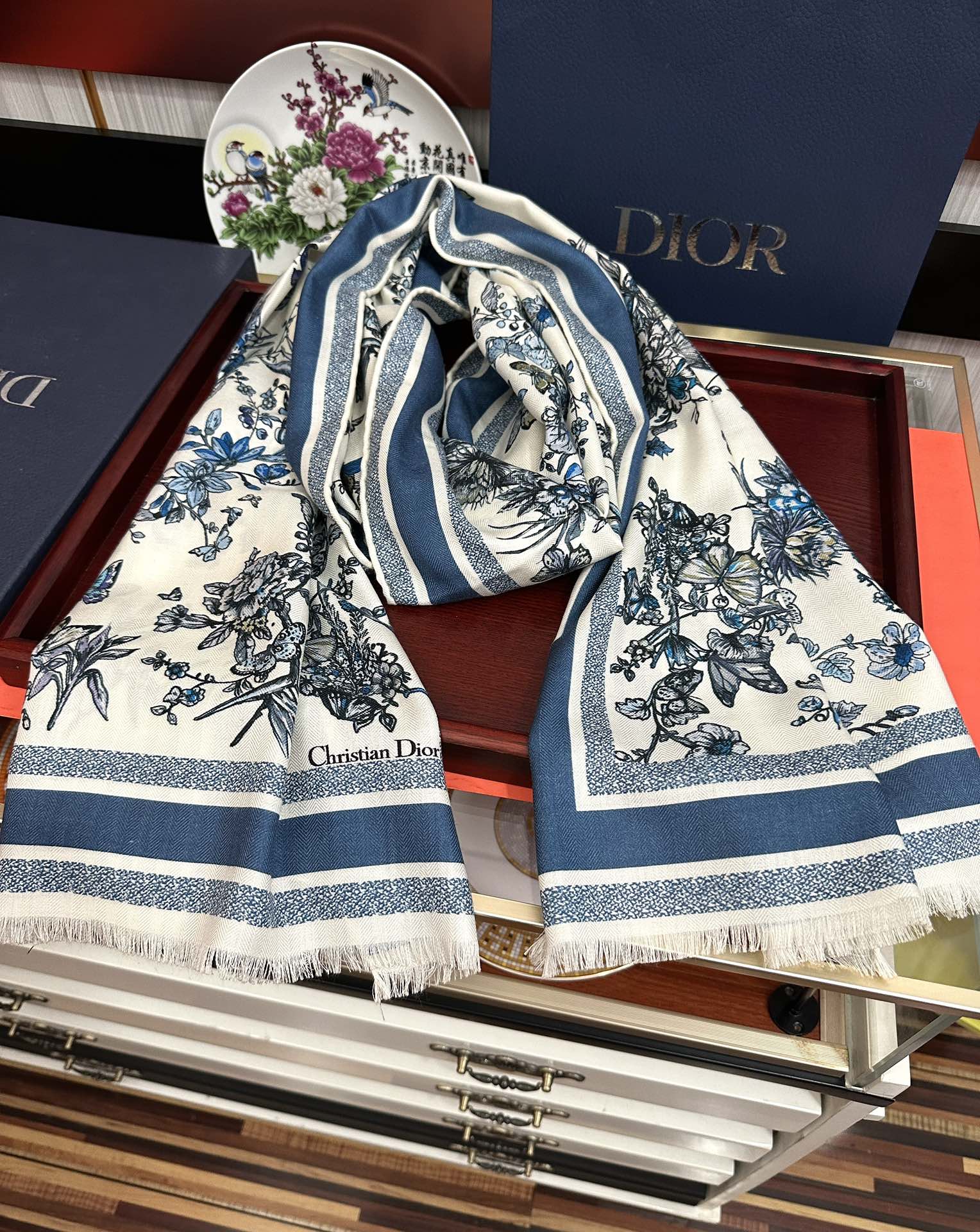 Dior 迪奥 2051双面同色【花卉系列】太美了 下手一定要快 四季都可以用 真心美的让人非常非上身效果简直美翻了 品质非常完美 整个围巾给人气场的同时又非常 秀丽 绝对值得入手的新款 实物一拿到就会庆幸自己是女人的绝美好货 尺寸：65x185