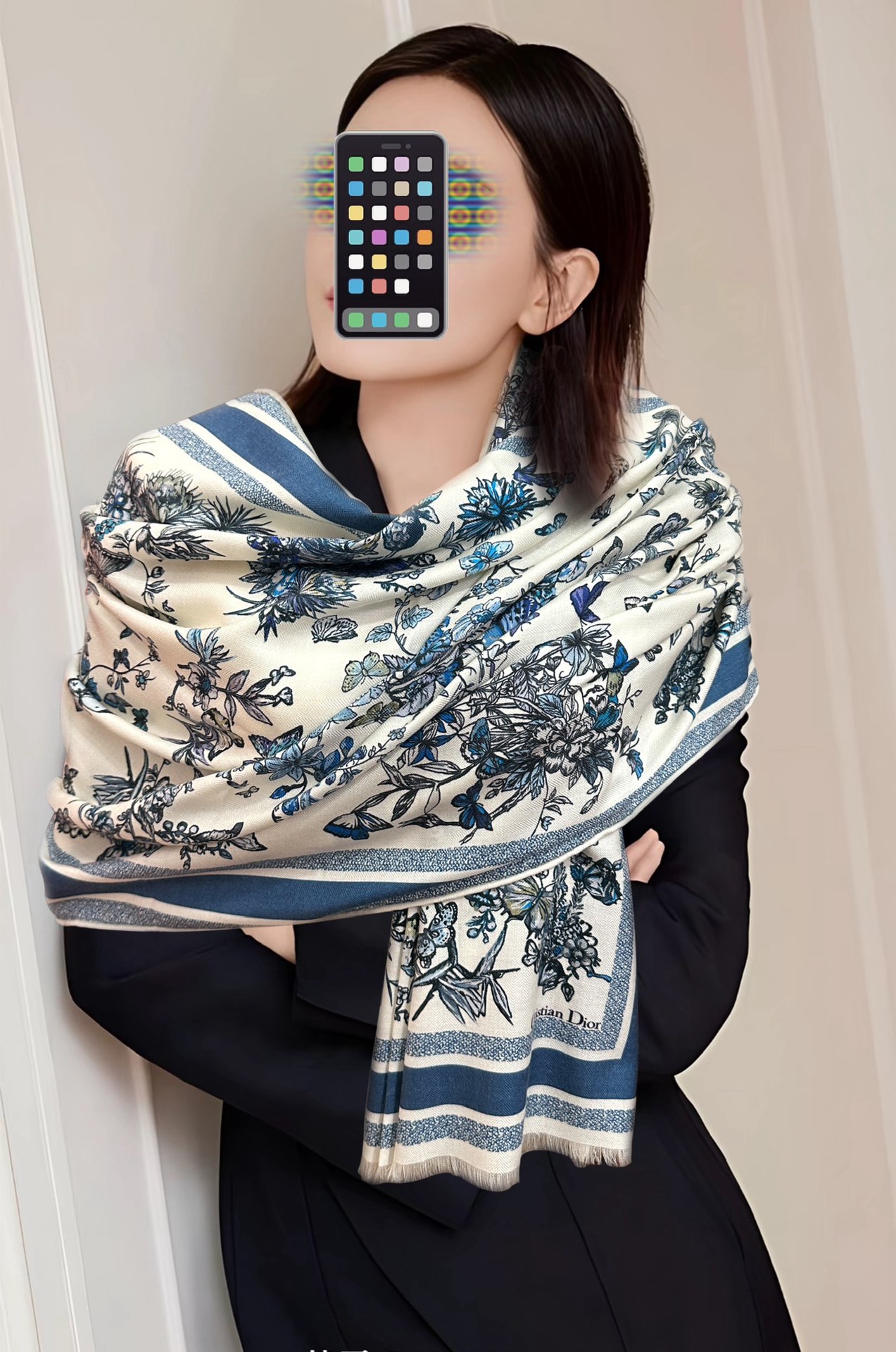 Dior 迪奥 2051双面同色【花卉系列】太美了 下手一定要快 四季都可以用 真心美的让人非常非上身效果简直美翻了 品质非常完美 整个围巾给人气场的同时又非常 秀丽 绝对值得入手的新款 实物一拿到就会庆幸自己是女人的绝美好货 尺寸：65x185