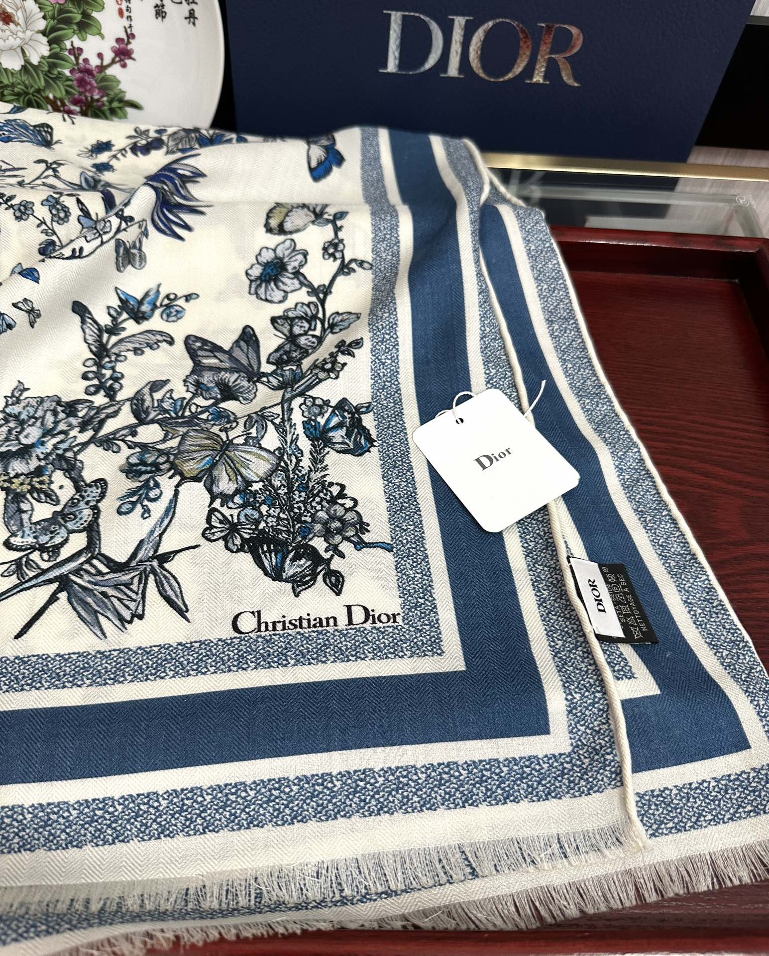 Dior 迪奥 2051双面同色【花卉系列】太美了 下手一定要快 四季都可以用 真心美的让人非常非上身效果简直美翻了 品质非常完美 整个围巾给人气场的同时又非常 秀丽 绝对值得入手的新款 实物一拿到就会庆幸自己是女人的绝美好货 尺寸：65x185