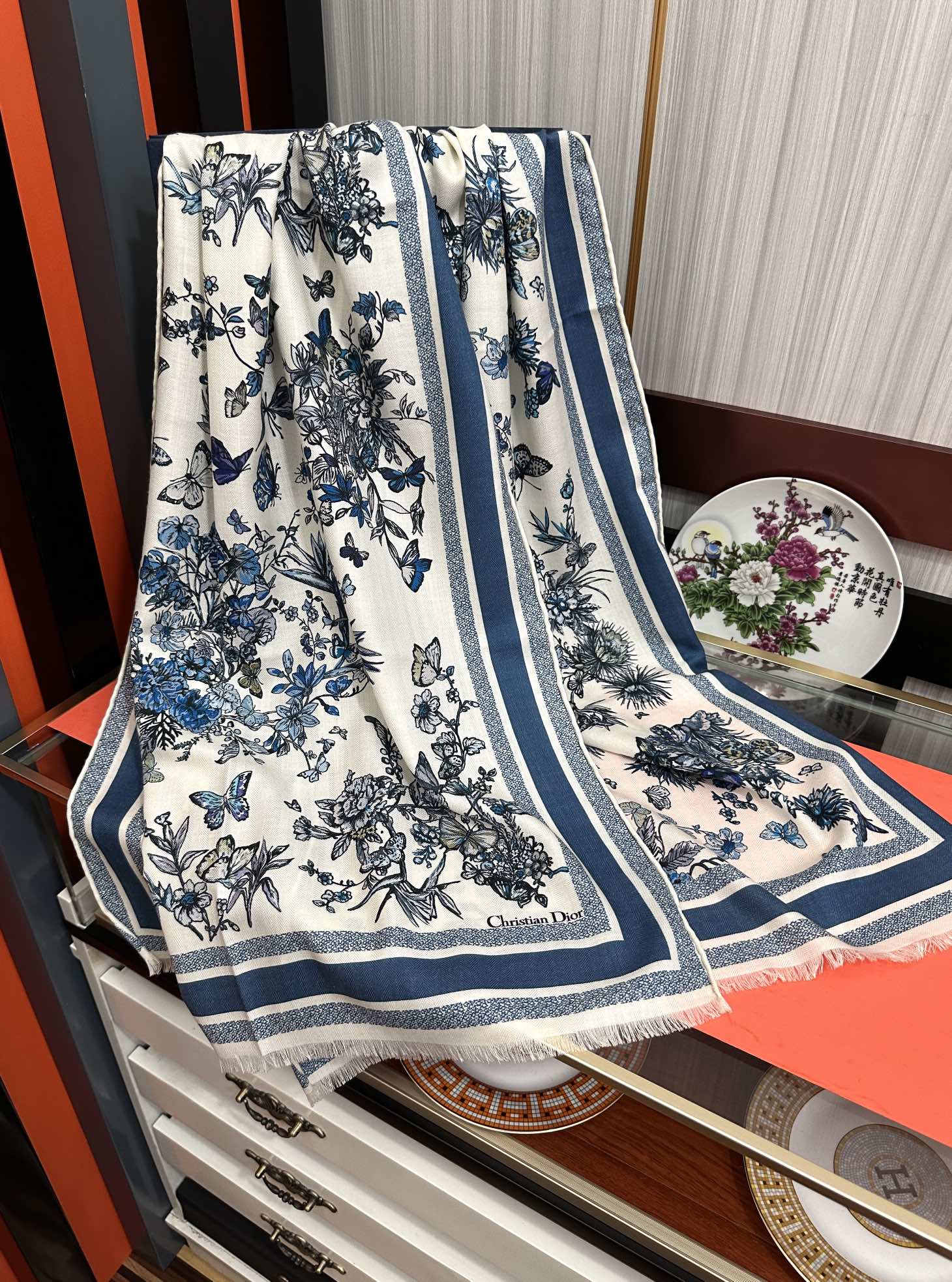 Dior 迪奥 2051双面同色【花卉系列】太美了 下手一定要快 四季都可以用 真心美的让人非常非上身效果简直美翻了 品质非常完美 整个围巾给人气场的同时又非常 秀丽 绝对值得入手的新款 实物一拿到就会庆幸自己是女人的绝美好货 尺寸：65x185