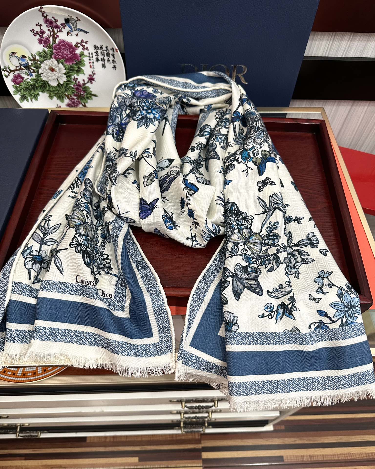 Dior 迪奥 2051双面同色【花卉系列】太美了 下手一定要快 四季都可以用 真心美的让人非常非上身效果简直美翻了 品质非常完美 整个围巾给人气场的同时又非常 秀丽 绝对值得入手的新款 实物一拿到就会庆幸自己是女人的绝美好货 尺寸：65x185
