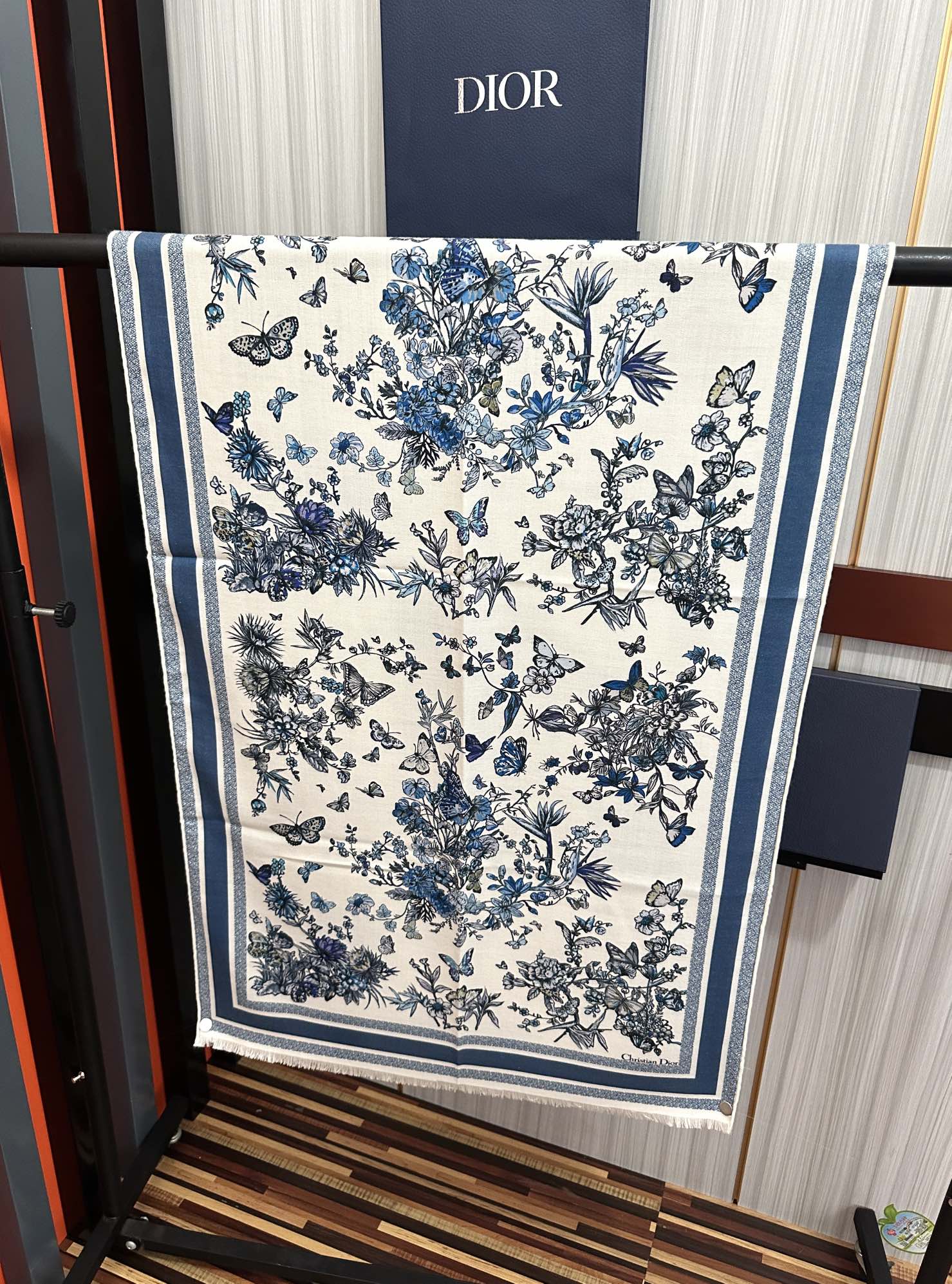 Dior 迪奥 2051双面同色【花卉系列】太美了 下手一定要快 四季都可以用 真心美的让人非常非上身效果简直美翻了 品质非常完美 整个围巾给人气场的同时又非常 秀丽 绝对值得入手的新款 实物一拿到就会庆幸自己是女人的绝美好货 尺寸：65x185